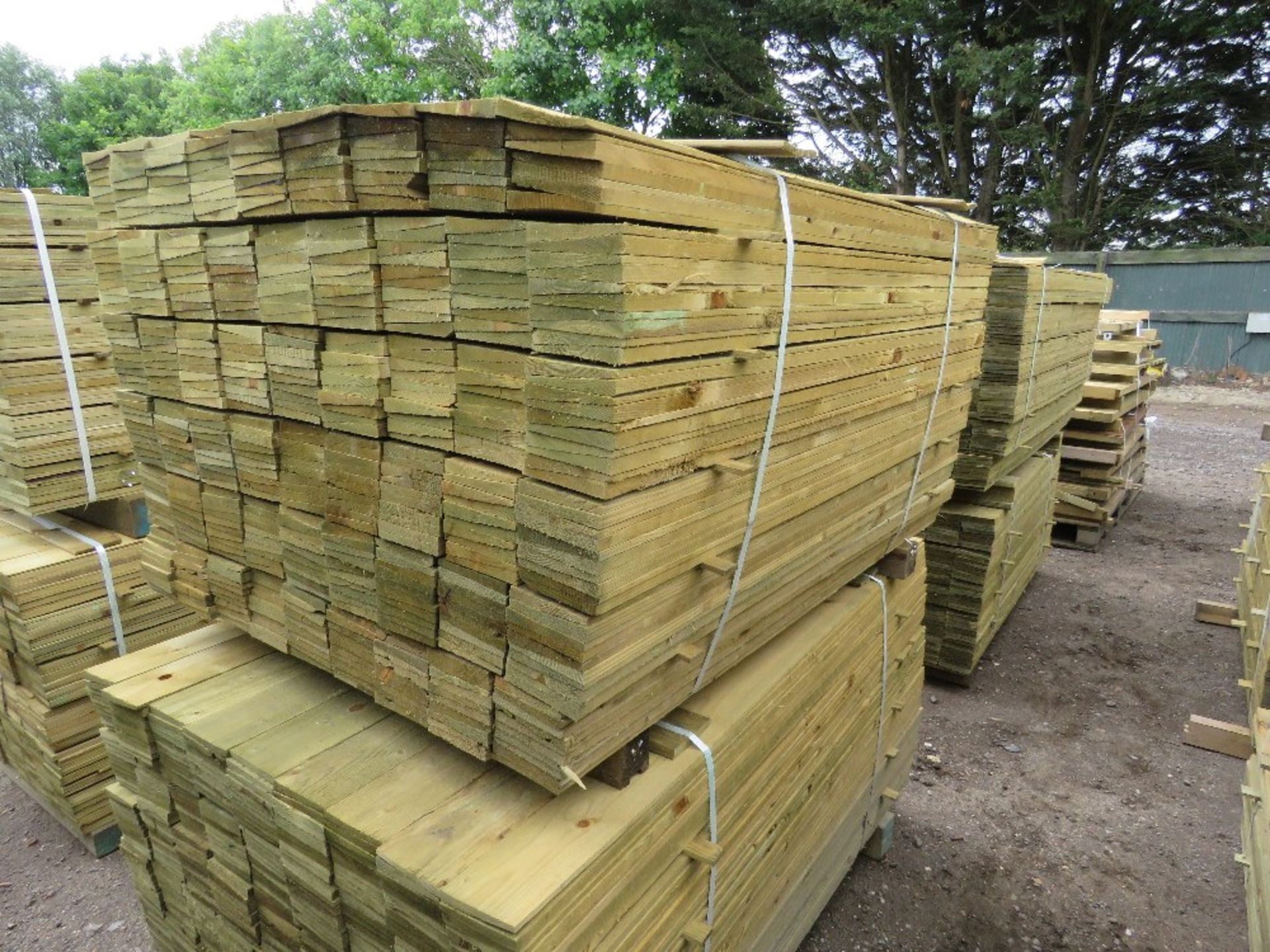 LARGE PACK OF PRESSURE TREATED FEATHER EDGE FENCE CLADDING TIMBERS. 1.35M LENGTH X 10CM WIDTH APPROX - Image 3 of 4