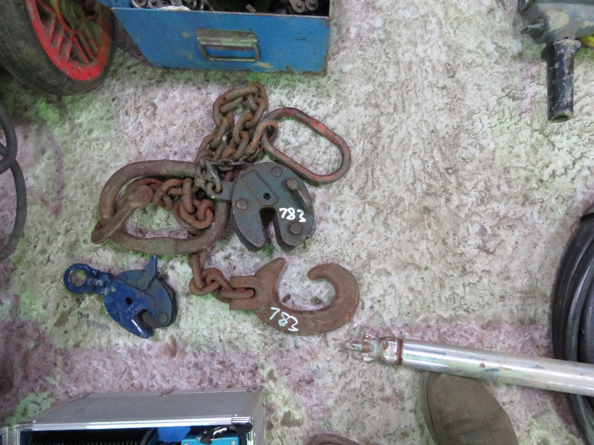 2 X PLATE LIFTING CLAMPS PLUS A CHAIN. THIS LOT IS SOLD UNDER THE AUCTIONEERS MARGIN SCHEME, THEREFO - Image 2 of 3