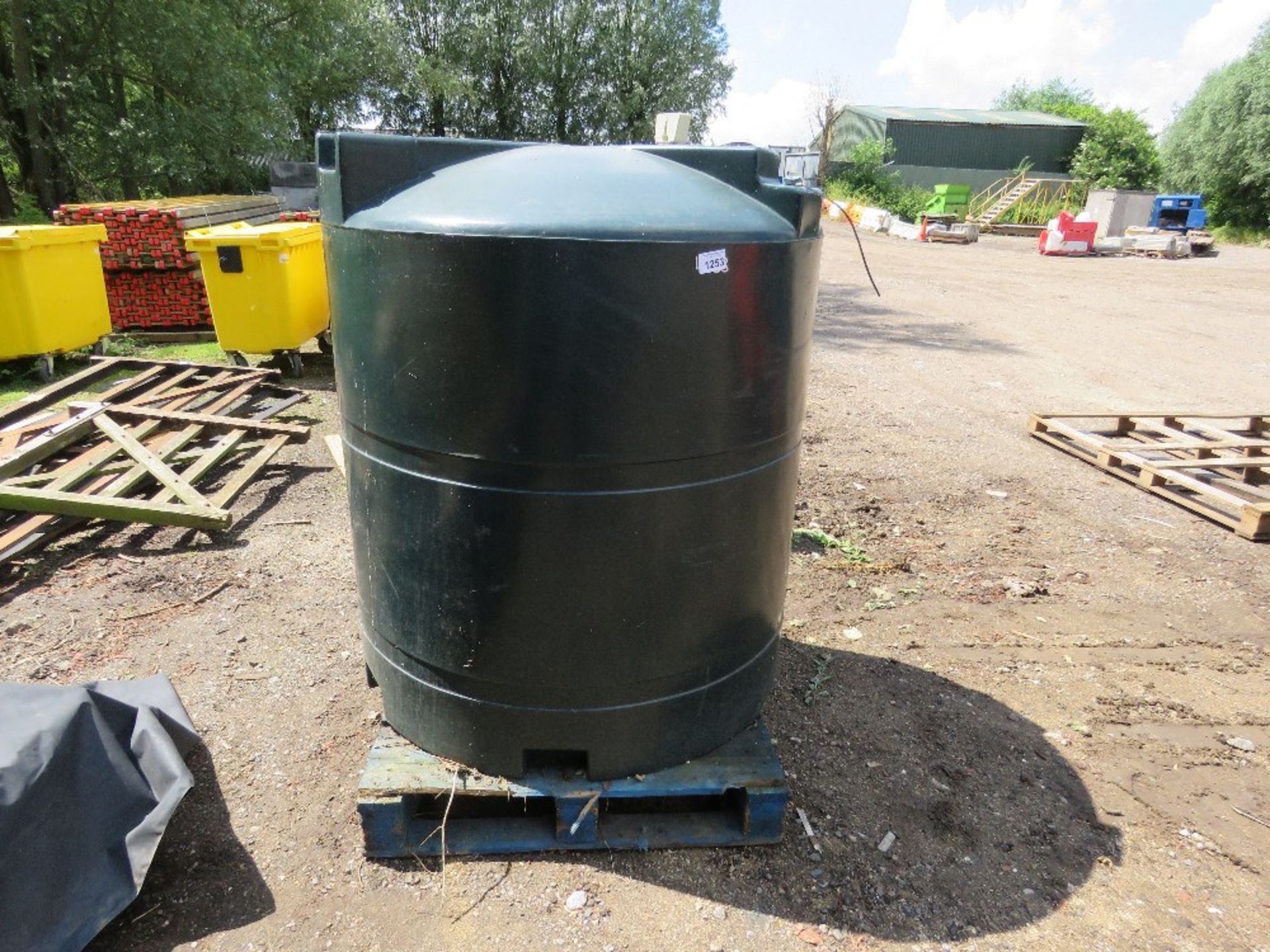 TITAN V1300 DIESEL TANK. THIS LOT IS SOLD UNDER THE AUCTIONEERS MARGIN SCHEME, THEREFORE NO VAT WILL