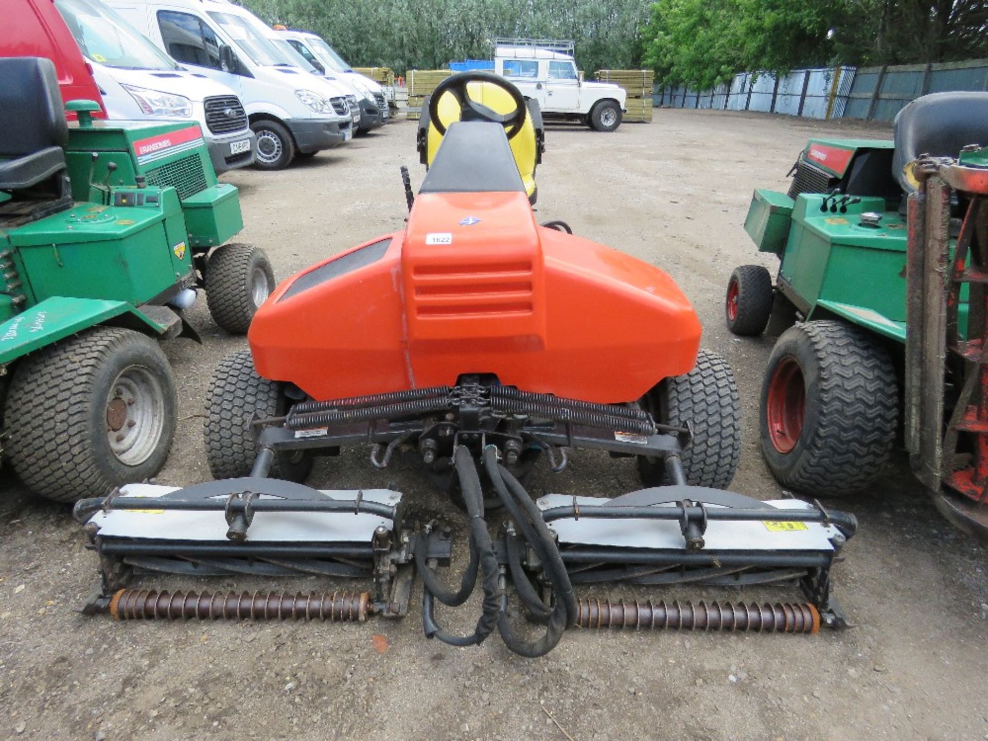 JACOBSEN TRIPLE RIDE ON GREENS MOWER 2545 REC HOURS. WHEN TESTED WAS SEEN TO RUN, DRIVE AND MOWERS T