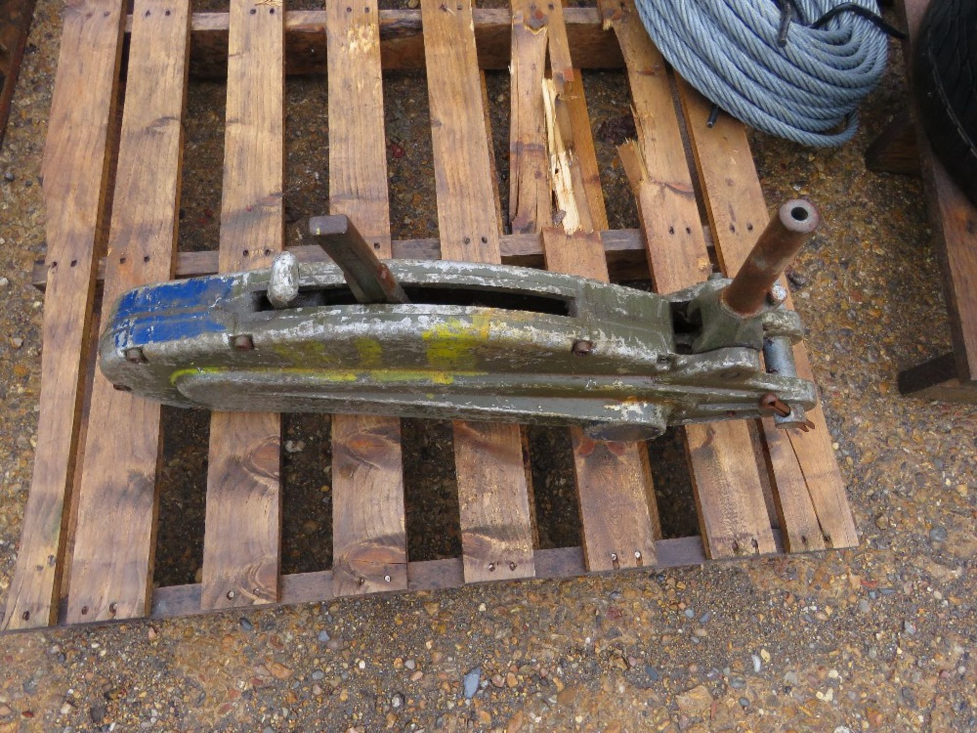 TIRFOR TYPE CABLE WINCH WITH A ROLL OF UNUSED CABLE AND A SHACKLE. - Image 3 of 4