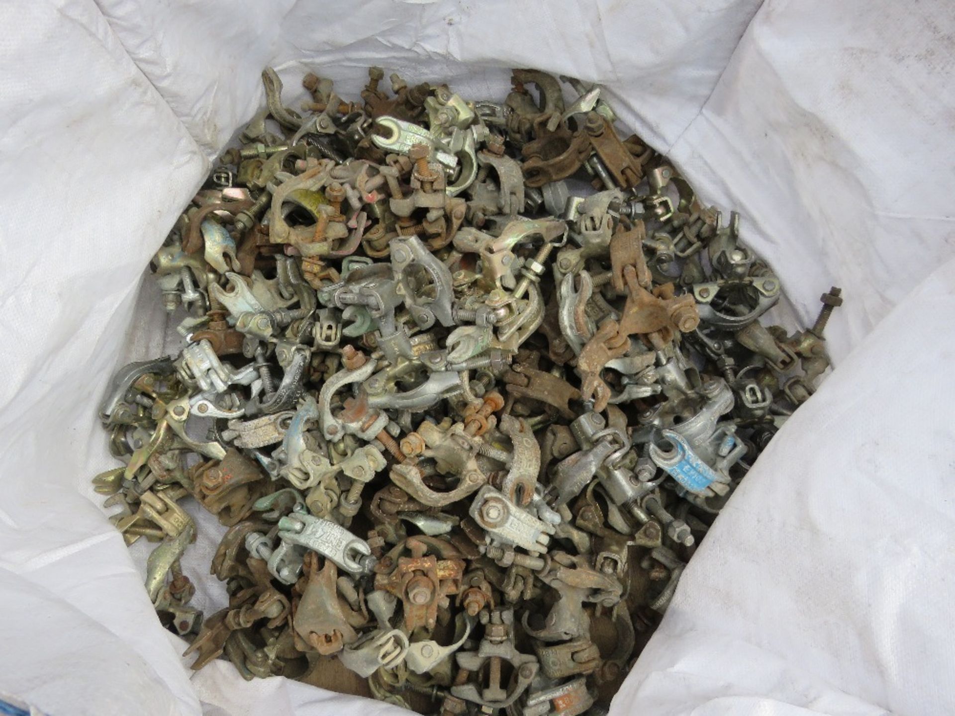 BULK BAG OF SCAFFOLD CLIPS, 148NO APPROX. NO VAT ON HAMMER PRICE.