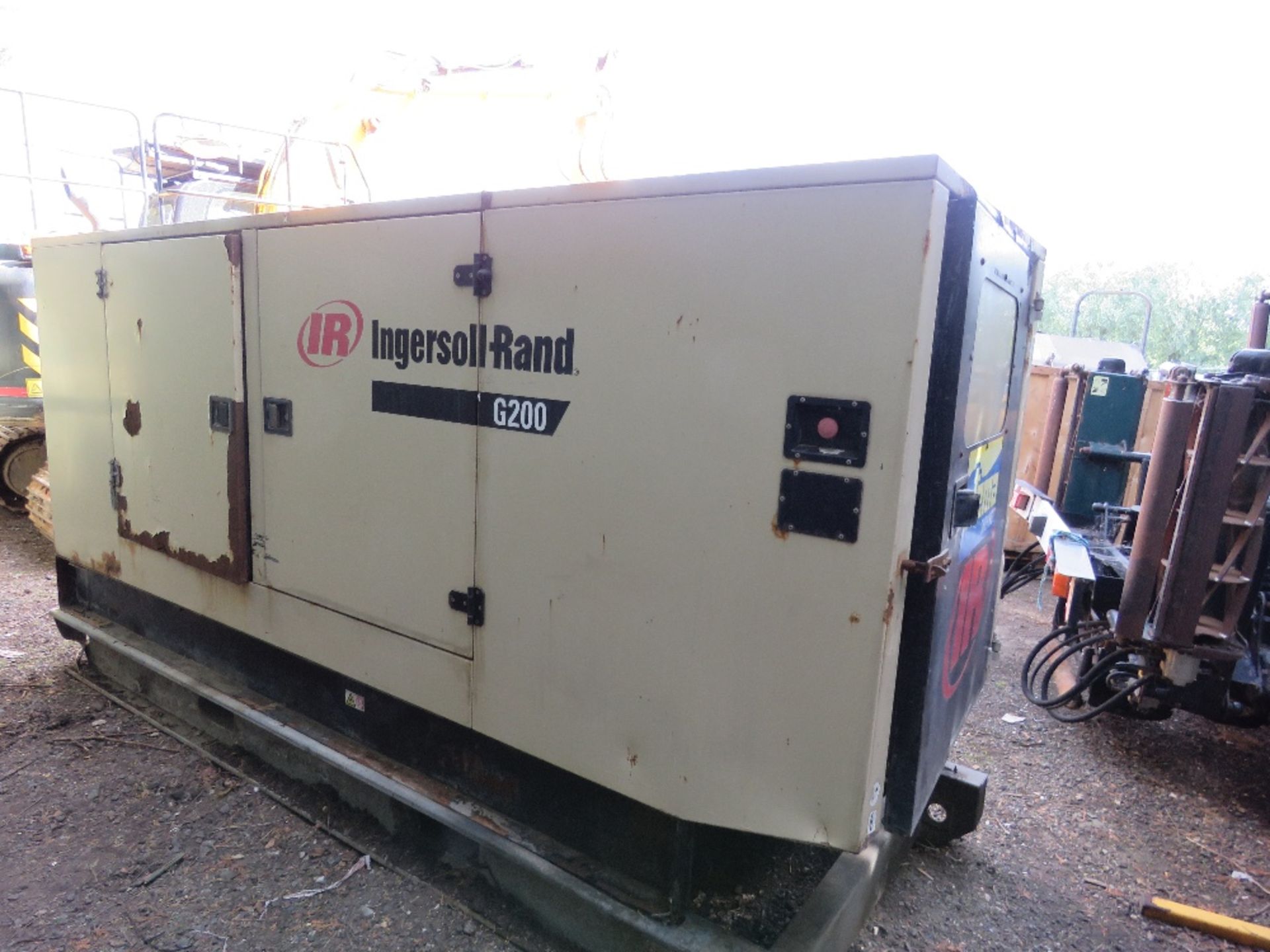 INGERSOLL RAND G200 SKID MOUNTED 200KVA RATED GENERATOR SET WITH JOHN DEERE ENGINE. W - Image 3 of 14