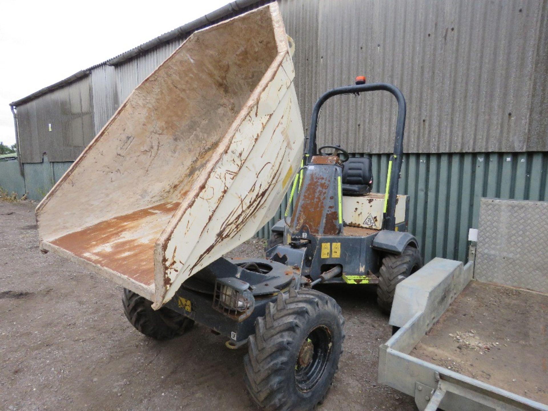 TEREX TA3 3 TONNE SWIVEL SKIP DUMPER, YEAR 2015 BUILD, 1190 REC HOURS. SN:SLBDDDKOEF6PB7528. WHEN TE - Image 3 of 11