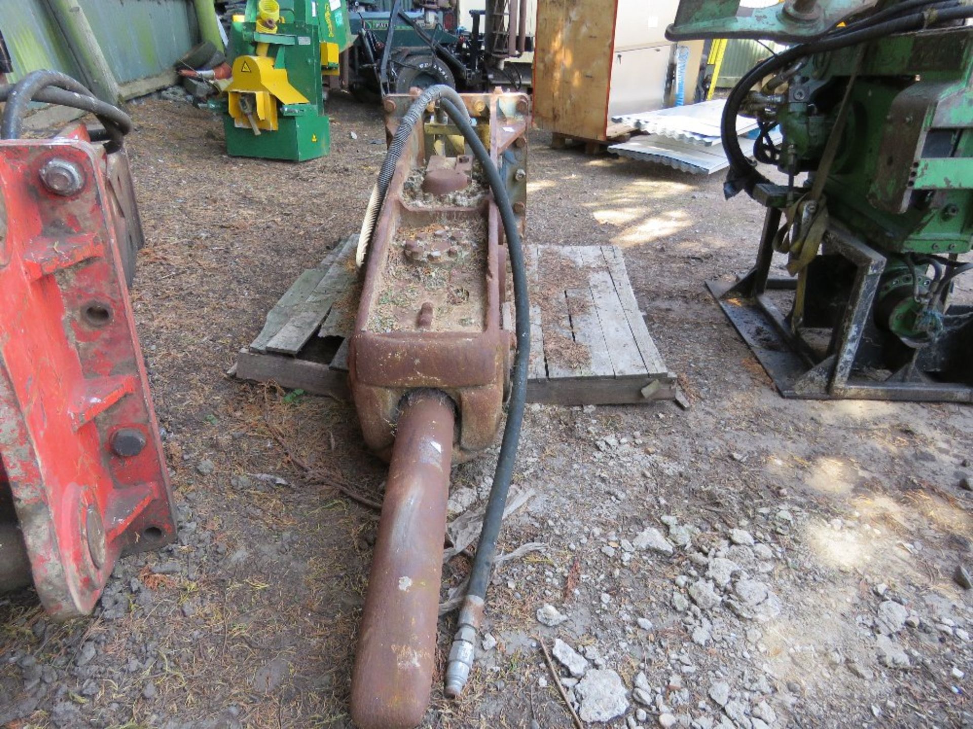 TAESHIN TB350G EXCAVATOR BREAKER ON 80MM PINS. 2220KG OPERATING WEIGHT. SN:671. THIS LOT IS SOLD UND - Image 2 of 5