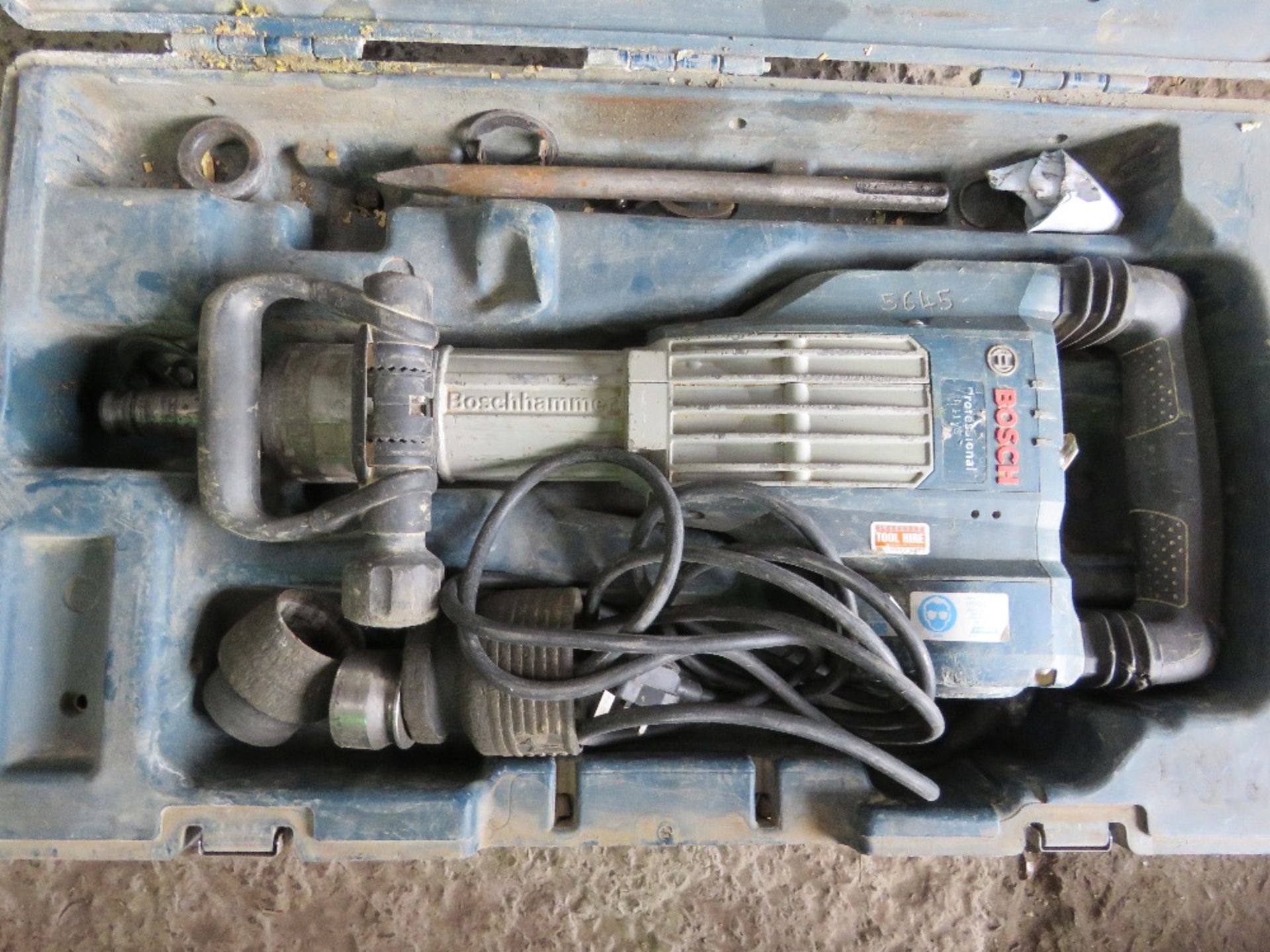 BOSCH HEAVY DUTY 240VOLT BREAKER DRILL. THIS LOT IS SOLD UNDER THE AUCTIONEERS MARGIN SCHEME, THEREF - Image 2 of 2