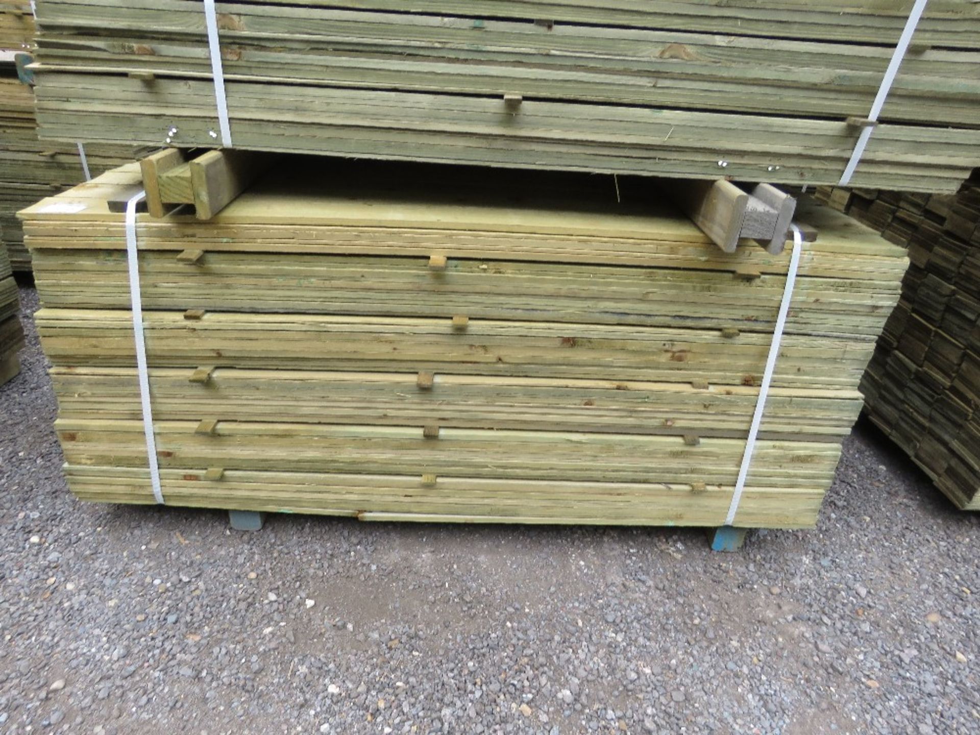 LARGE PACK OF PRESSURE TREATED FEATHER EDGE FENCE CLADDING TIMBER BOARDS: 1.65M LENGTH X 10CM WIDTH