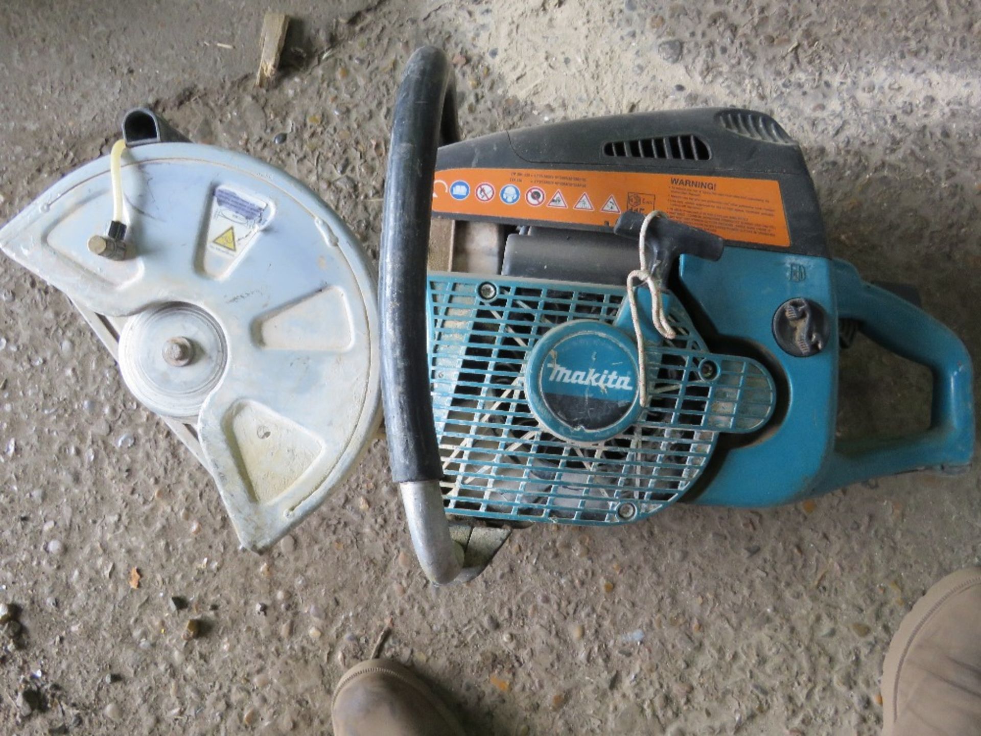 MAKITA PETROL SAW. THIS LOT IS SOLD UNDER THE AUCTIONEERS MARGIN SCHEME, THEREFORE NO VAT WILL BE CH - Image 2 of 3