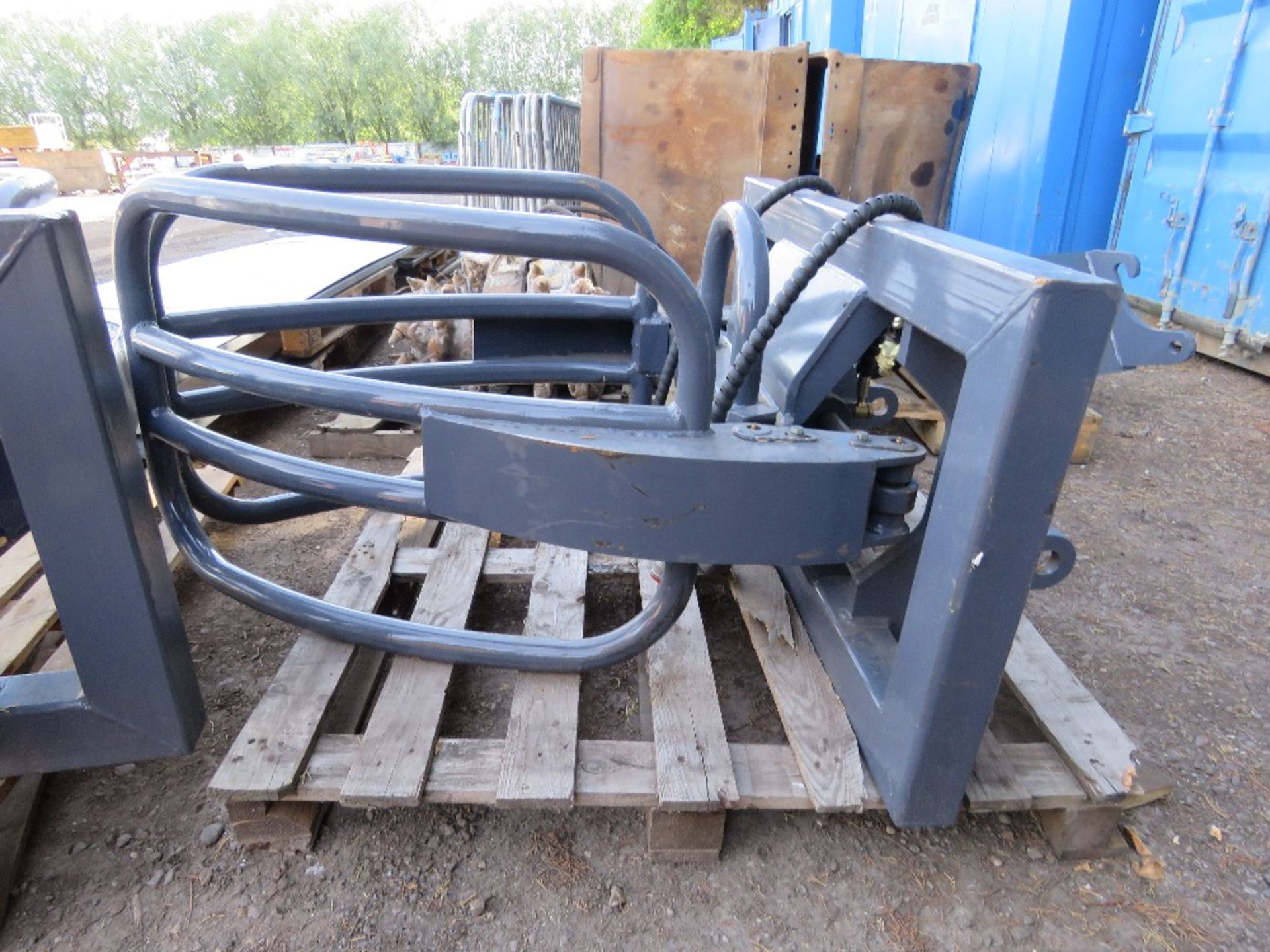 WRAPPED BALE SQUEEZE ATTACHMENT FOR TRACTOR FOREND LOADER OF FORKLIFT/TELHANDLER, UNUSED. - Image 2 of 3