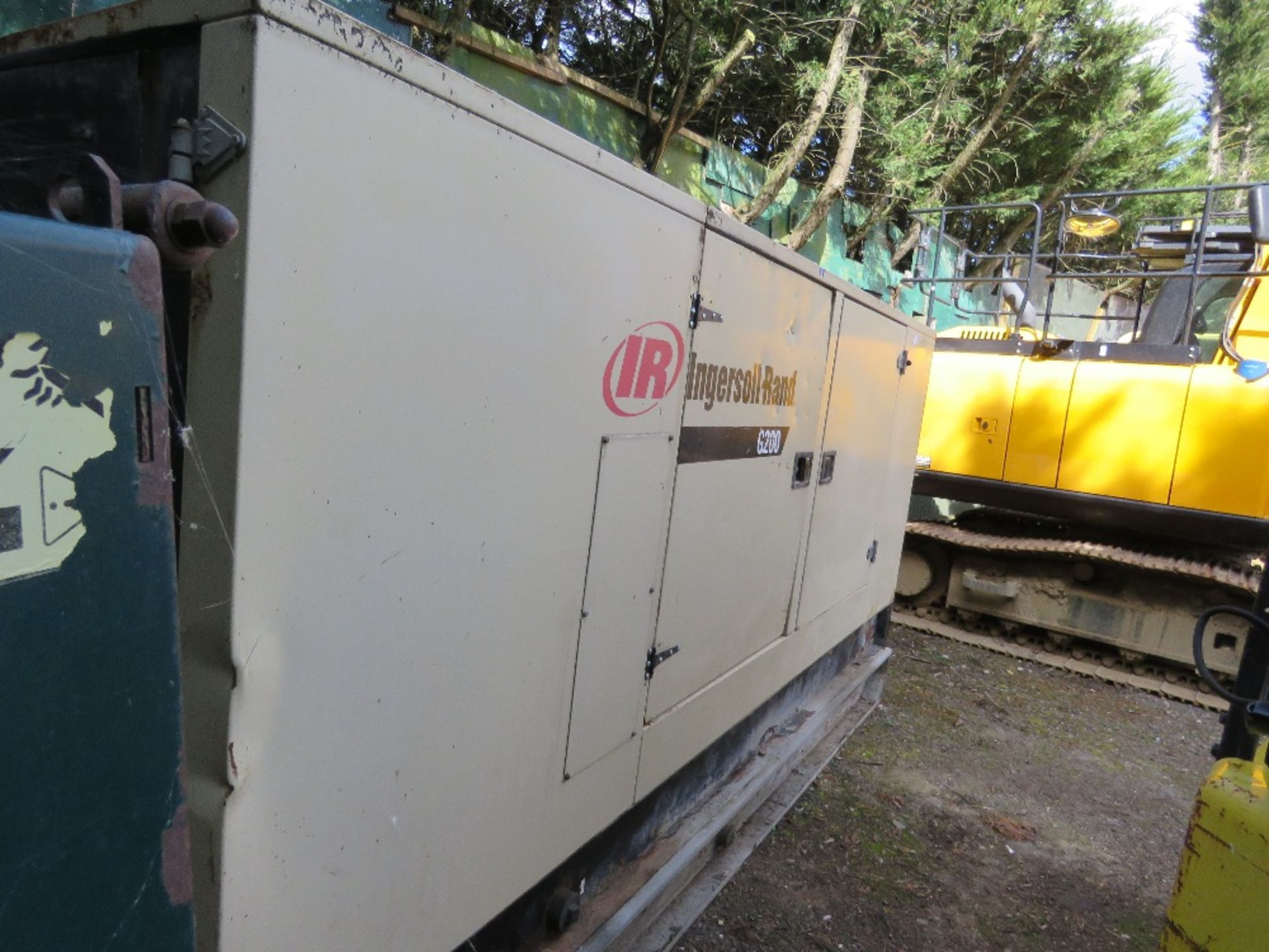 INGERSOLL RAND G200 SKID MOUNTED 200KVA RATED GENERATOR SET WITH JOHN DEERE ENGINE. W - Image 4 of 14