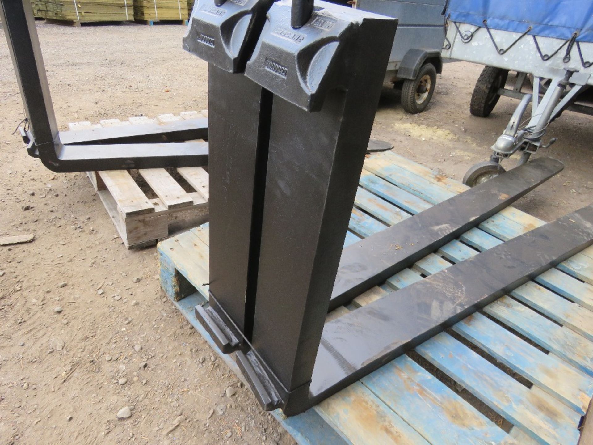PAIR OF USED FORKLIFT TINES, 20" CARRIAGE, 1.8M LENGTH APPROX. - Image 2 of 3