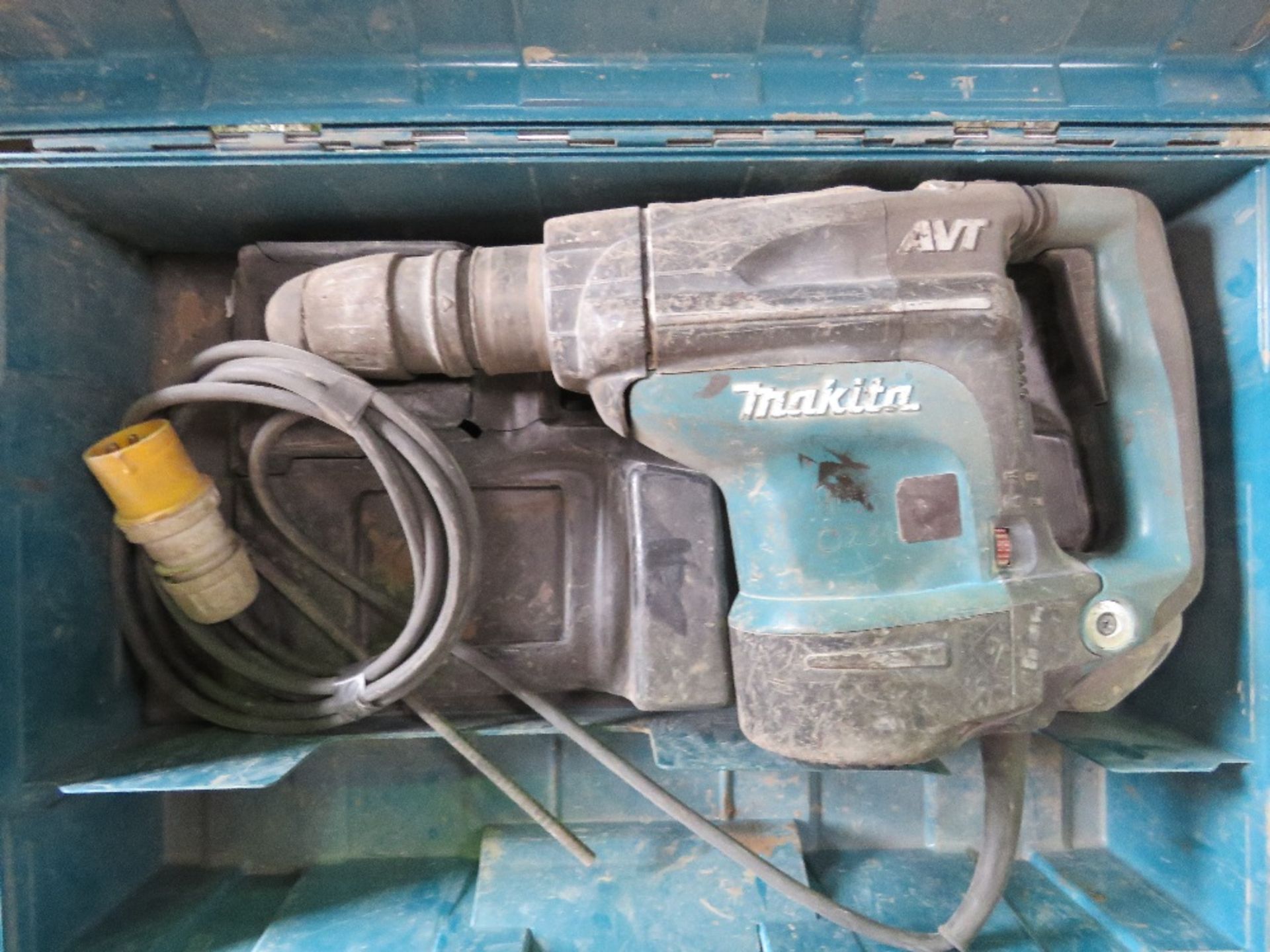 MEDIUM SIZED 110VOLT BREAKER DRILL. THIS LOT IS SOLD UNDER THE AUCTIONEERS MARGIN SCHEME, THEREFORE - Image 2 of 2