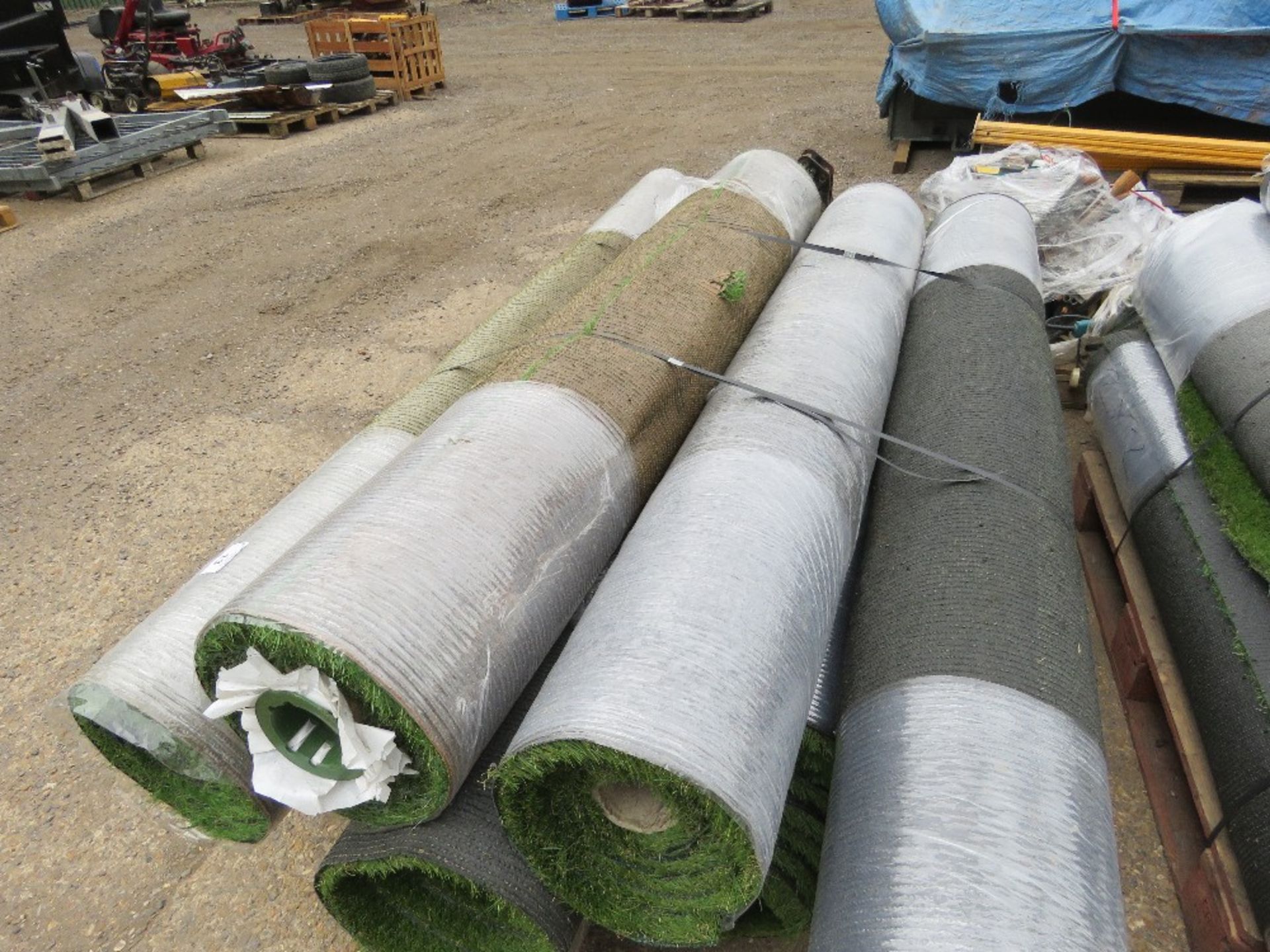 PALLET OF QUALITY GRADE ASTRO TURF GRASS MATTING, PART ROLLS AS SHOWN IN IMAGES. THIS LOT IS SOLD U - Image 4 of 4