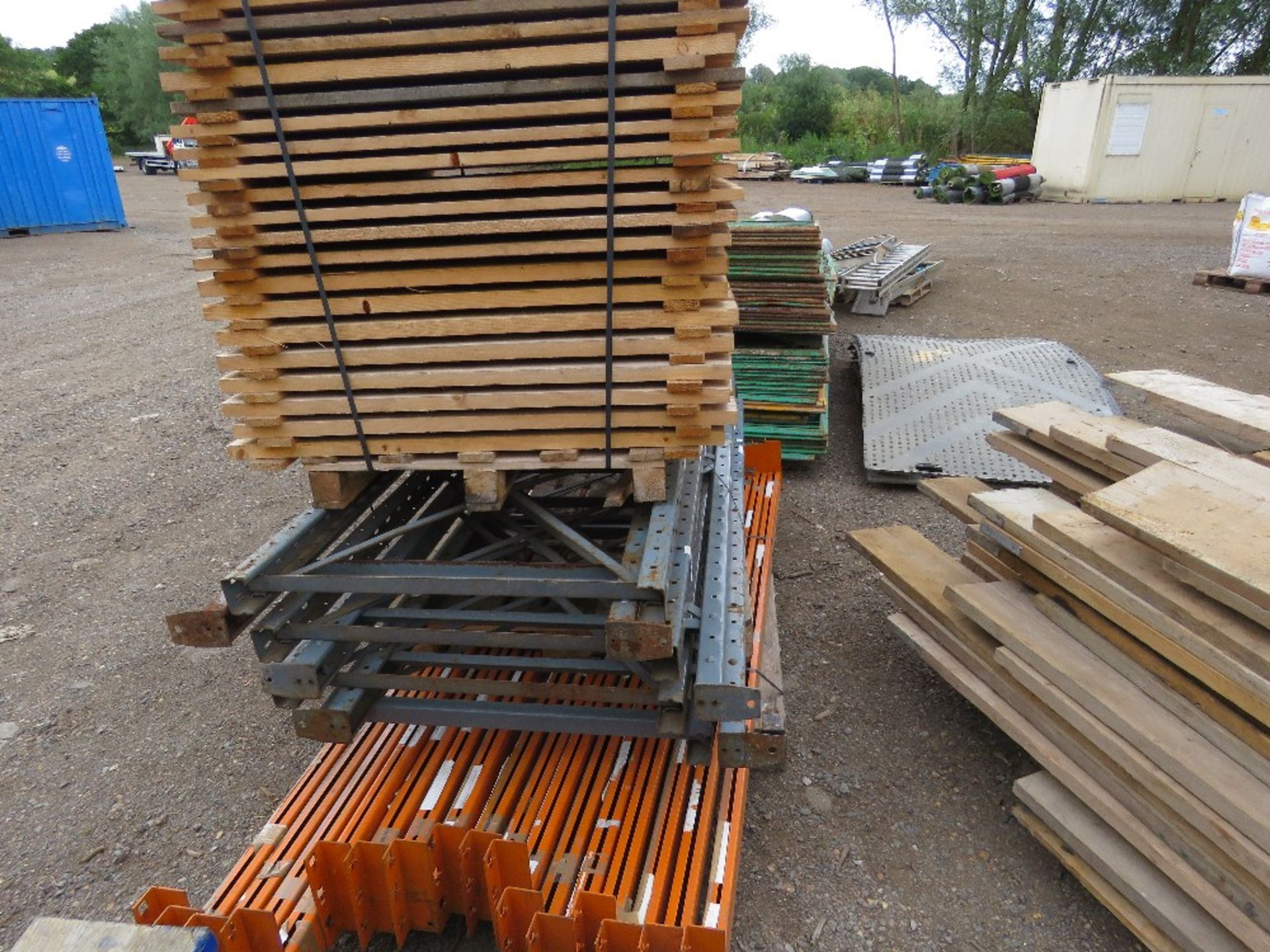 PALLET RACKING 8FT HEIGHT: 7 X UPRIGHTS PLUS 16NO BEAMS AND A PACK OF BOARDS. - Image 5 of 5