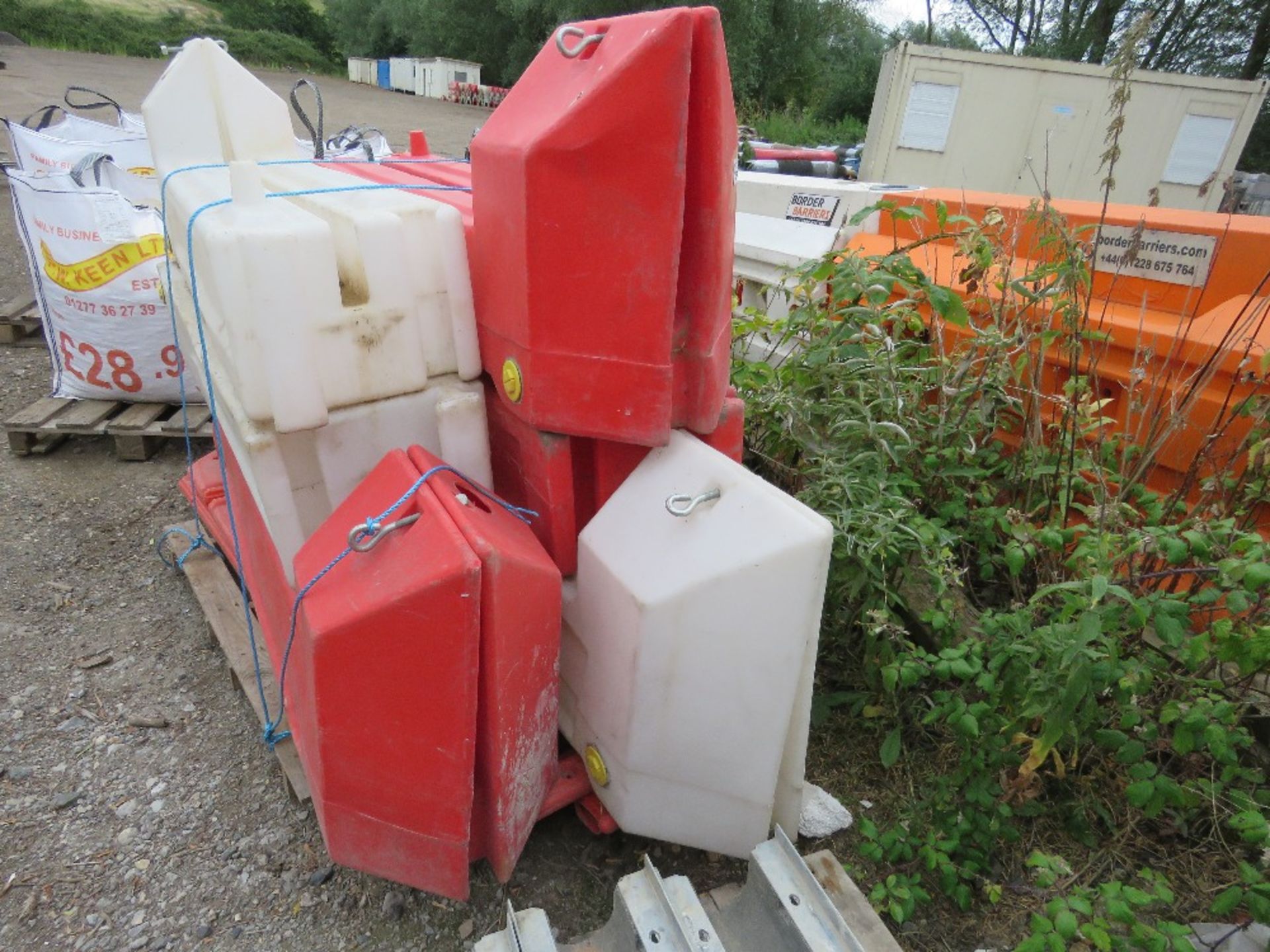 PALLET OF ASSORTED PLASTIC BARRIERS. THIS LOT IS SOLD UNDER THE AUCTIONEERS MARGIN SCHEME, THEREFORE - Image 2 of 3