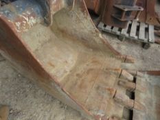3FT WIDE EXCAVATOR BUCKET ON 65MM PINS. DIRECT FROM A LOCAL GROUNDWORKS COMPANY AS PART OF THEIR