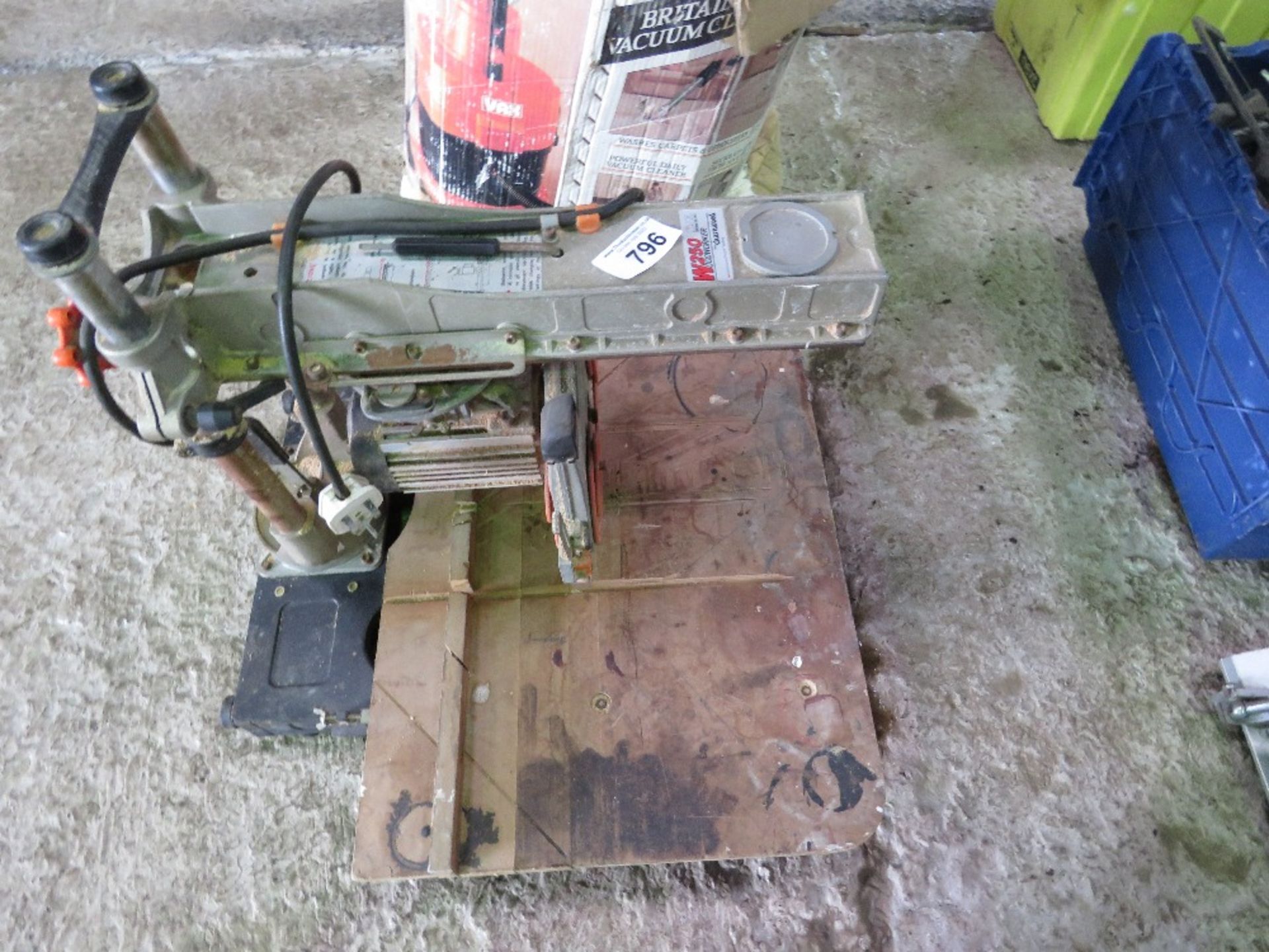 SMALL 240VOLT WOOD WORKING SAW. THIS LOT IS SOLD UNDER THE AUCTIONEERS MARGIN SCHEME, THEREFORE NO V