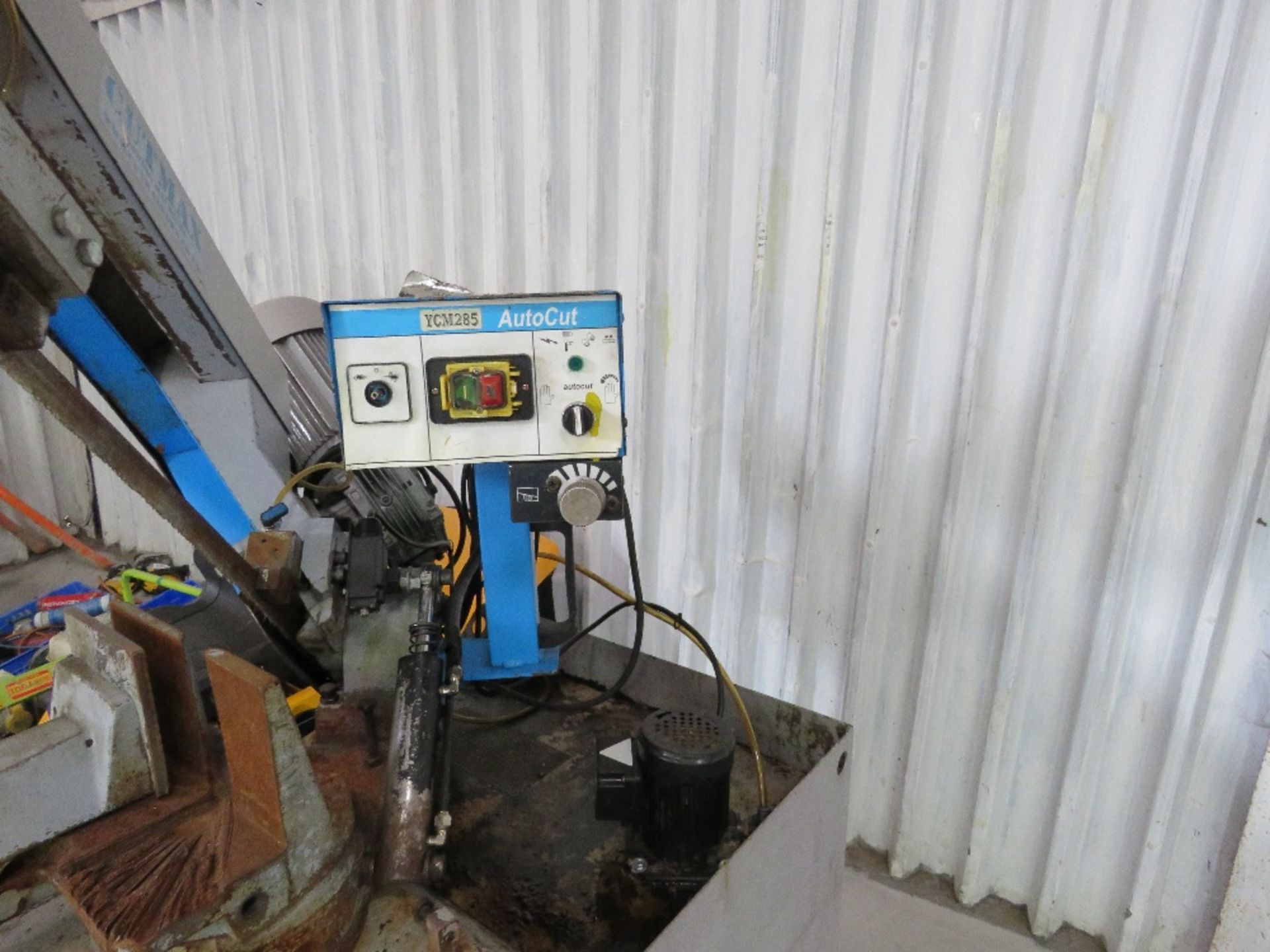 AUTOCUT YCM285 3 PHASE POWERED BANDSAW. SOURCED FROM SCHOOL, WORKING WHEN REMOVED. THIS LOT IS SOLD - Image 3 of 4