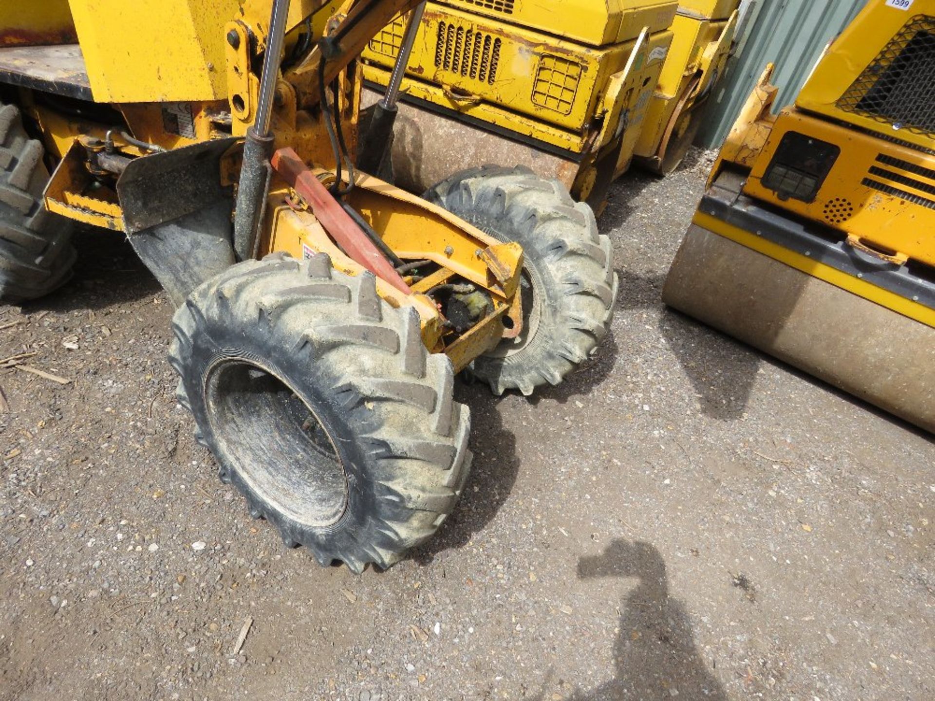 THWAITES 1 TONNE HIGH TIP DUMPER, 2500 REC HOURS. SN:SLCM201ZZ502A6121. WHEN TESTED WAS SEEN TO DRI - Image 2 of 9