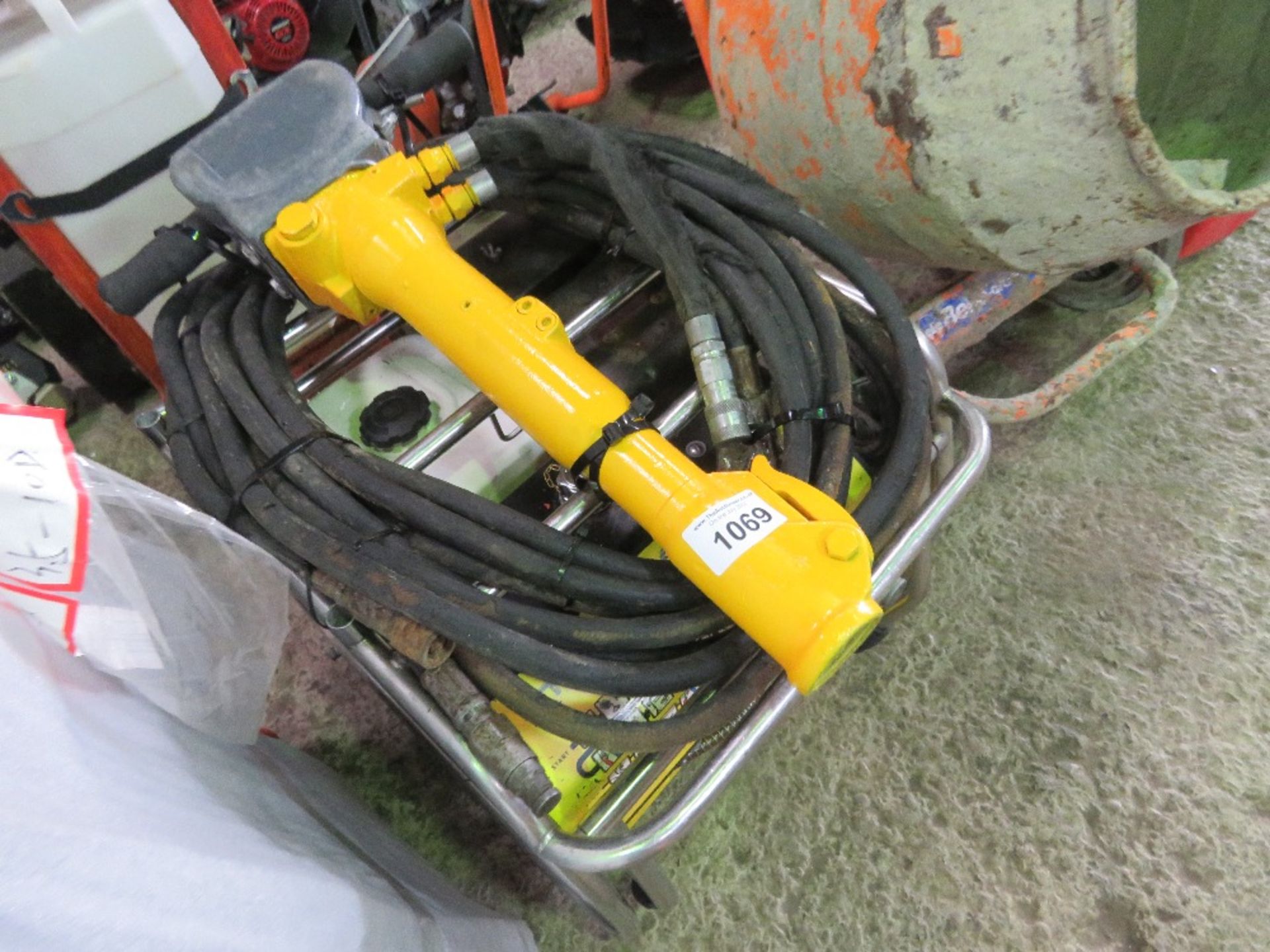 ATLAS COPCO HYDRAULIC BREAKER PACK WITH HOSE AND GUN. - Image 2 of 2