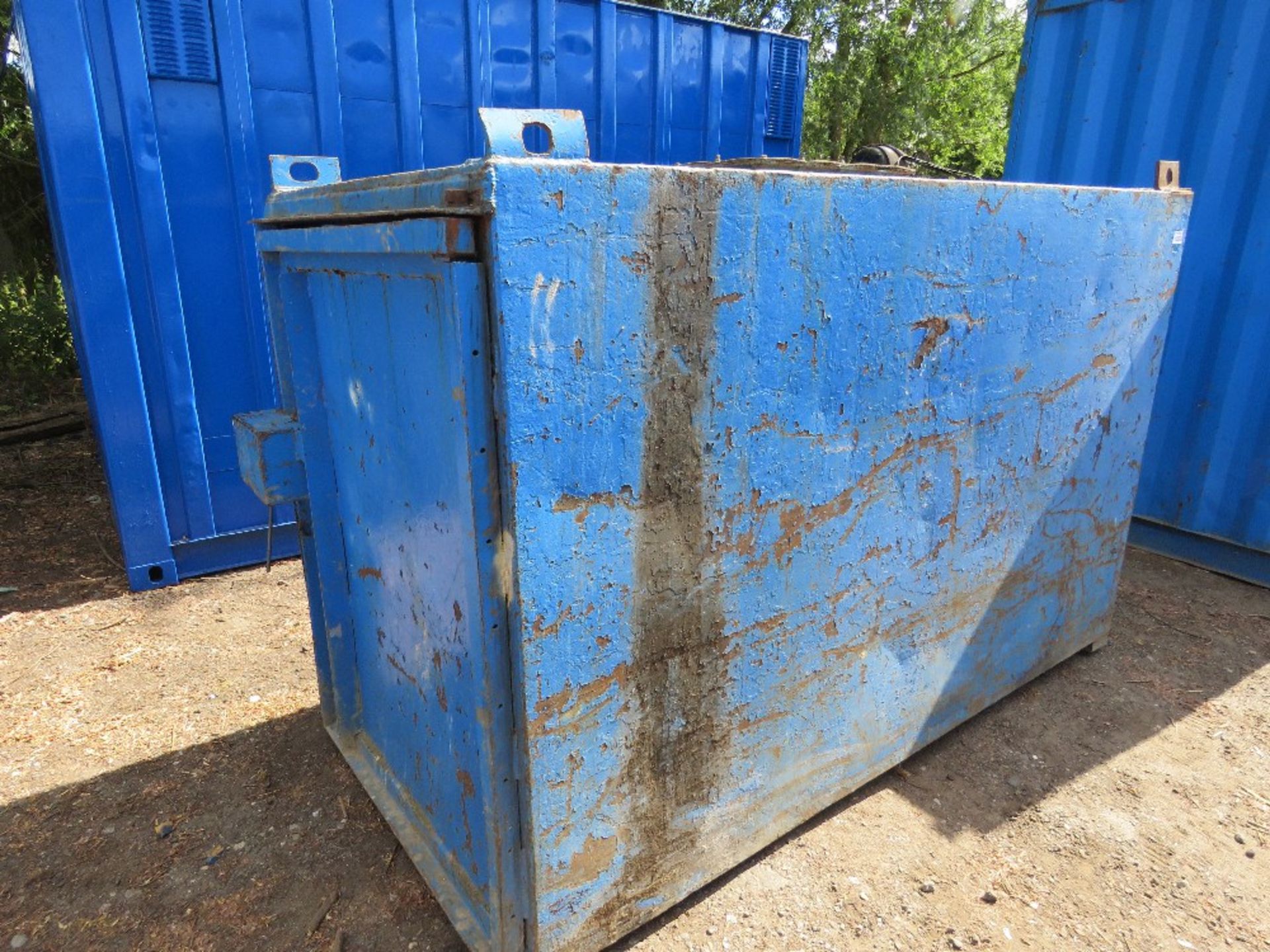 SMALL STEEL STORAGE CONTAINER WITH LIFTING EYES 8FT X 4FT APPROX. DIRECT FROM A LOCAL GROUNDWORKS - Bild 5 aus 5