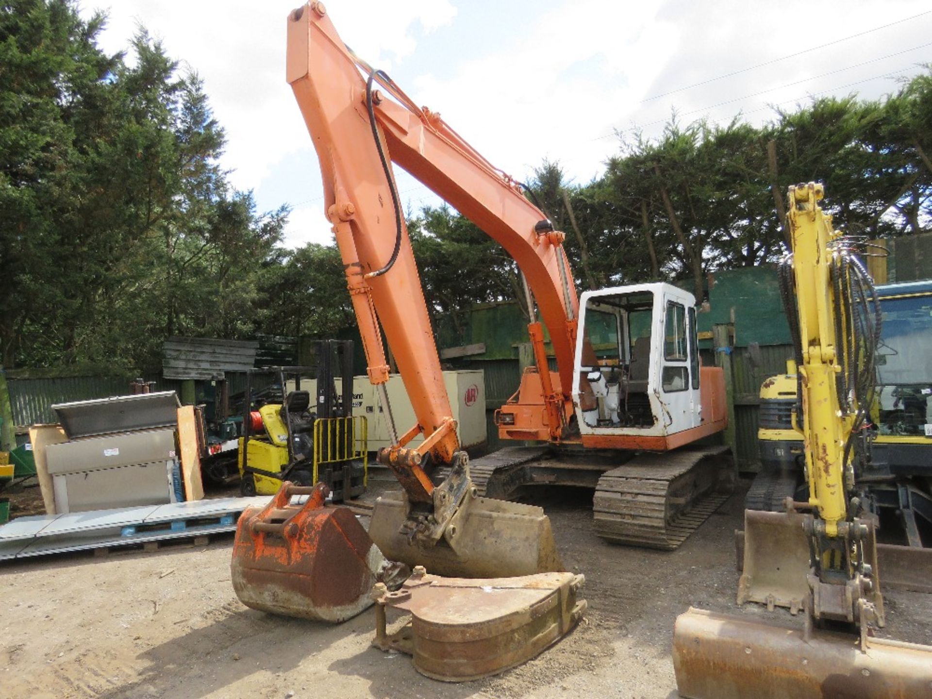 DAEWOO 13TONNE STEEL TRACKED EXCAVATOR WITH 3 X BUCKETS. STRAIGHT FROM A LONG RUNNING PRIVATE HOUSE - Image 6 of 7