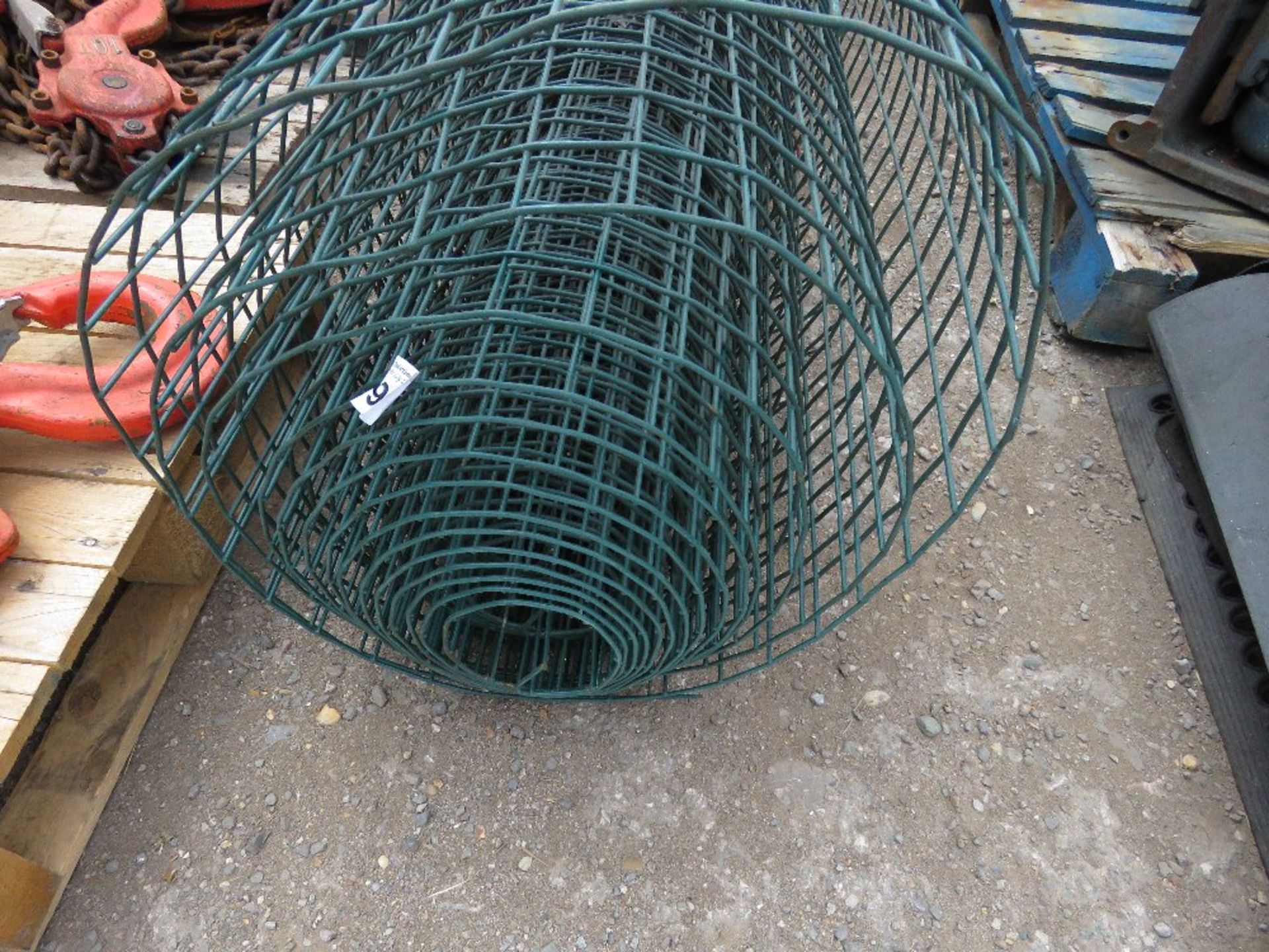 PART ROLL OF GREEN MESH, 1.83M WIDE.THIS LOT IS SOLD UNDER THE AUCTIONEERS MARGIN SCHEME, THEREFORE - Image 2 of 3