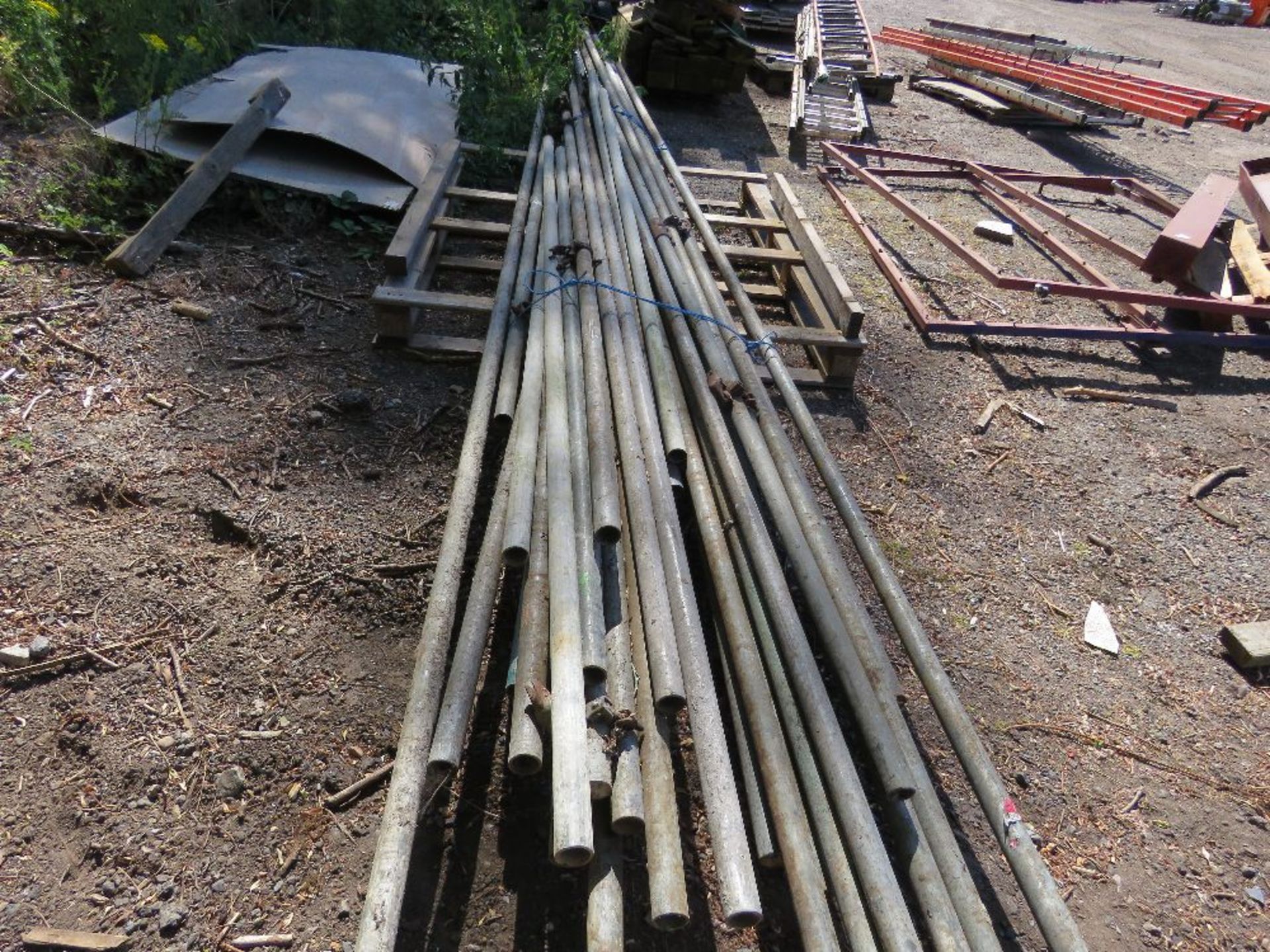 QUANTITY OF LONG LENGTH SCAFFOLD TUBES, 8FT - 20FT APPROX. - Image 3 of 4