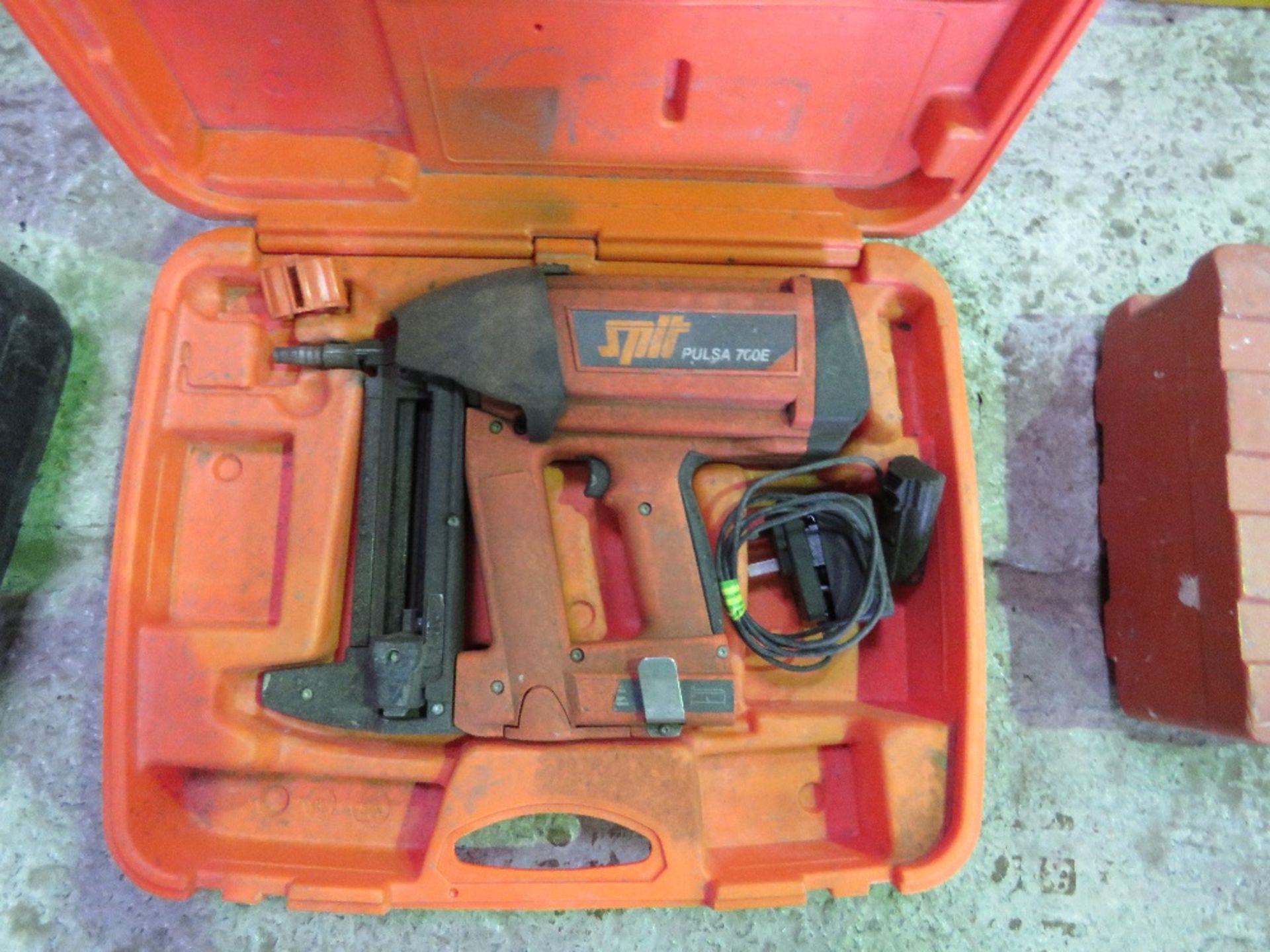 SPIT PULSA NAIL GUN THIS LOT IS SOLD UNDER THE AUCTIONEERS MARGIN SCHEME, THEREFORE NO VAT WILL BE - Image 2 of 3