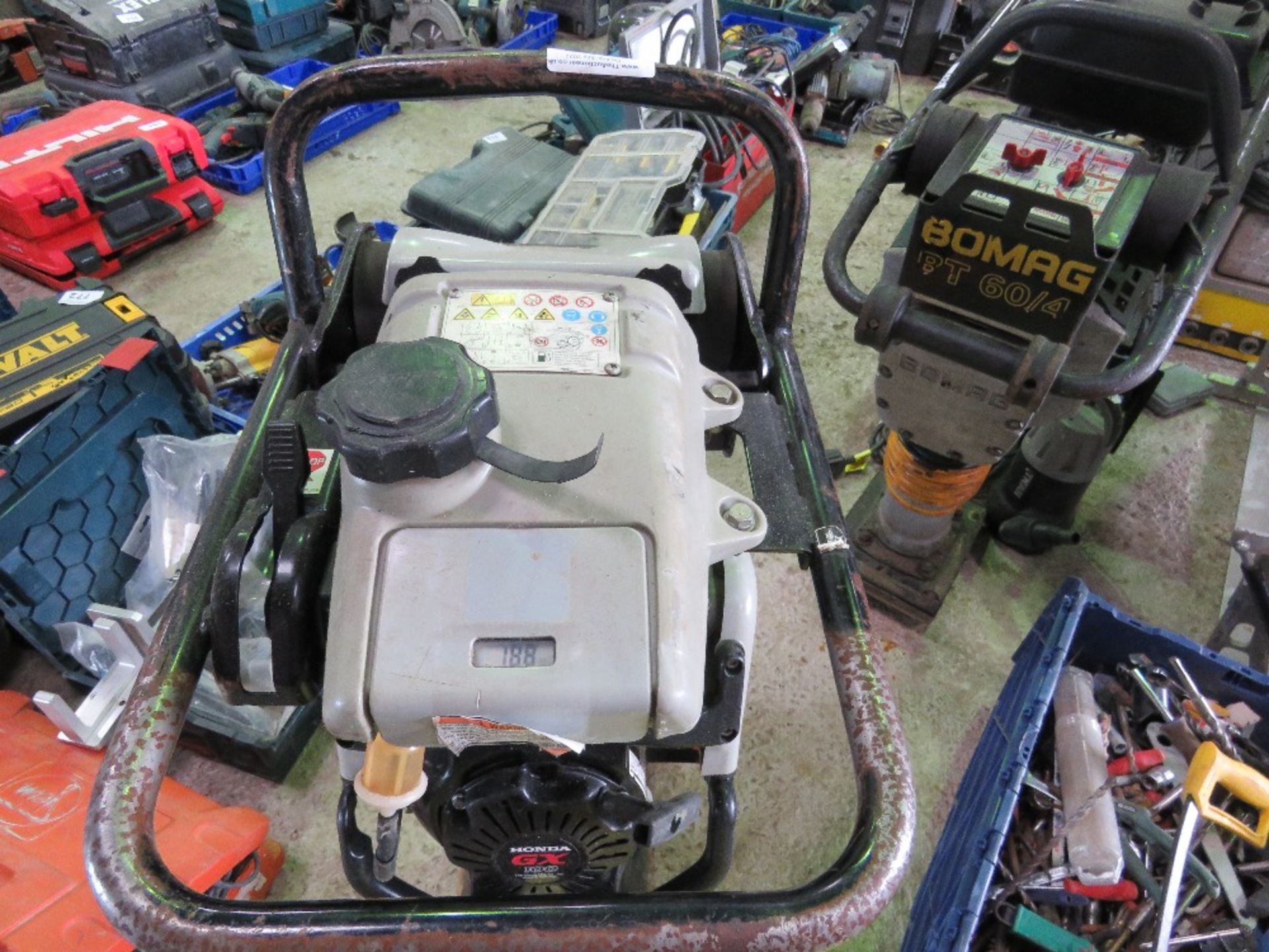 MIKASA PETROL ENGINED TRENCH COMPACTOR THIS LOT IS SOLD UNDER THE AUCTIONEERS MARGIN SCHEME, THEREF - Bild 4 aus 6