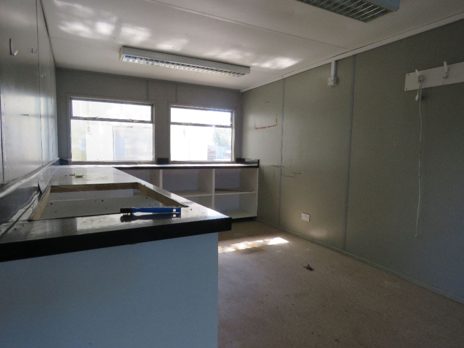 32FT SITE CABIN OFFICE. PREVIOUSLY USED ON HOUSE BUILDING PROJECT. - Image 2 of 12