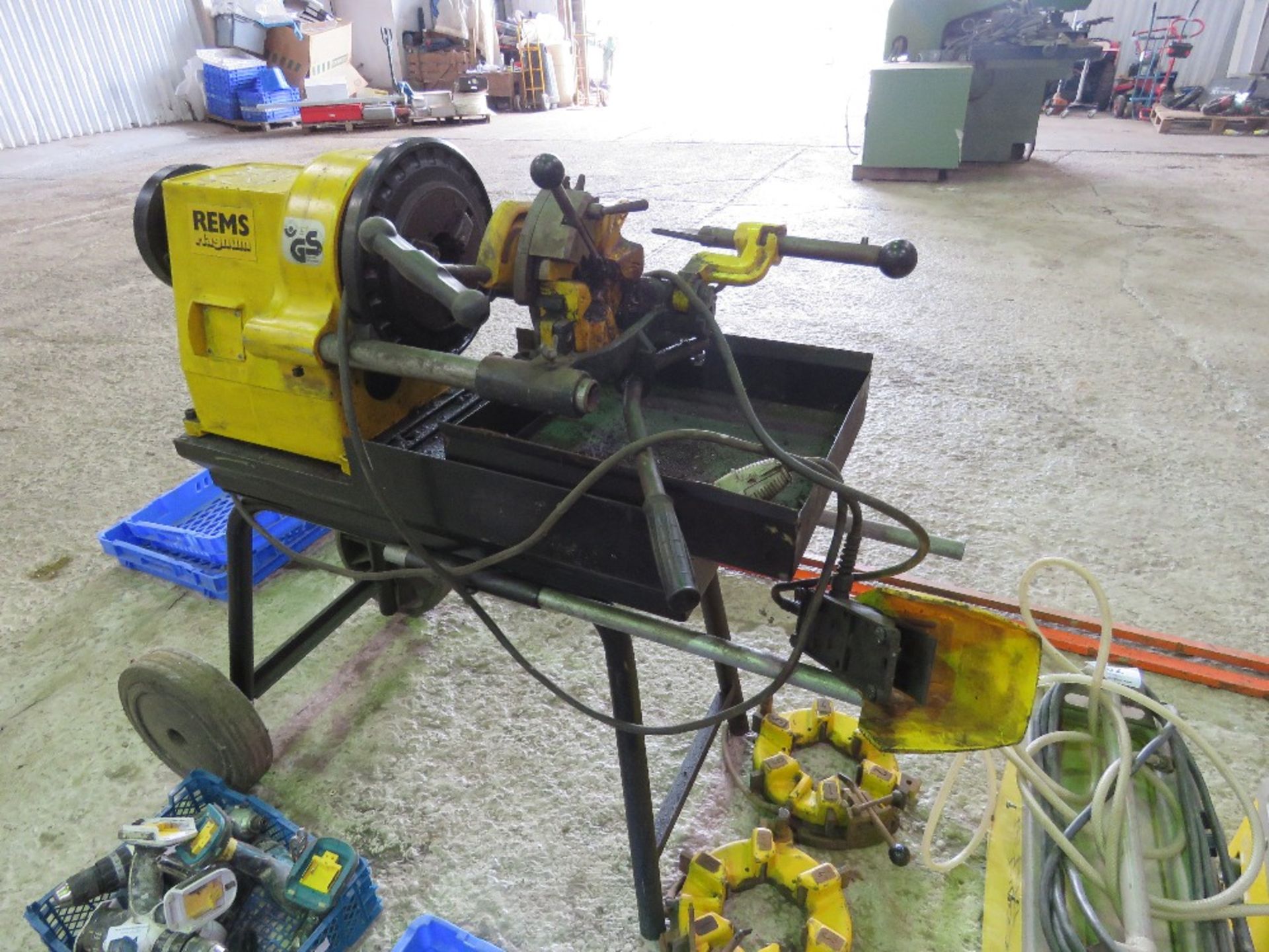 REMS 2000 PIPE THREADING STATION WITH 3 X HEADS. 110VOLT POWERED, SURPLUS TO REQUIREMENTS/LAZY ASSET - Image 5 of 5
