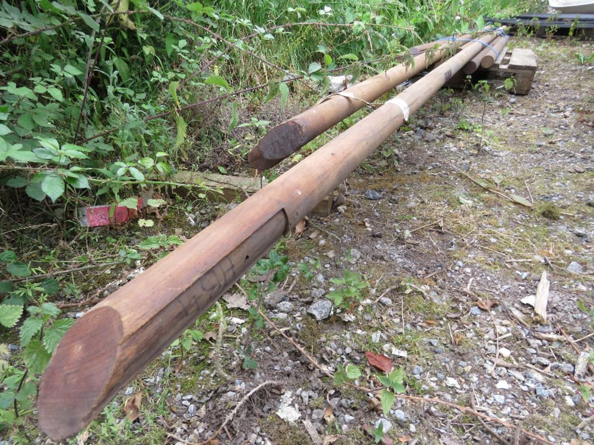 HARDWOOD ROUND HAND RAILS 6FT - 18FT APPROX. THIS LOT IS SOLD UNDER THE AUCTIONEERS MARGIN SCHEME, T