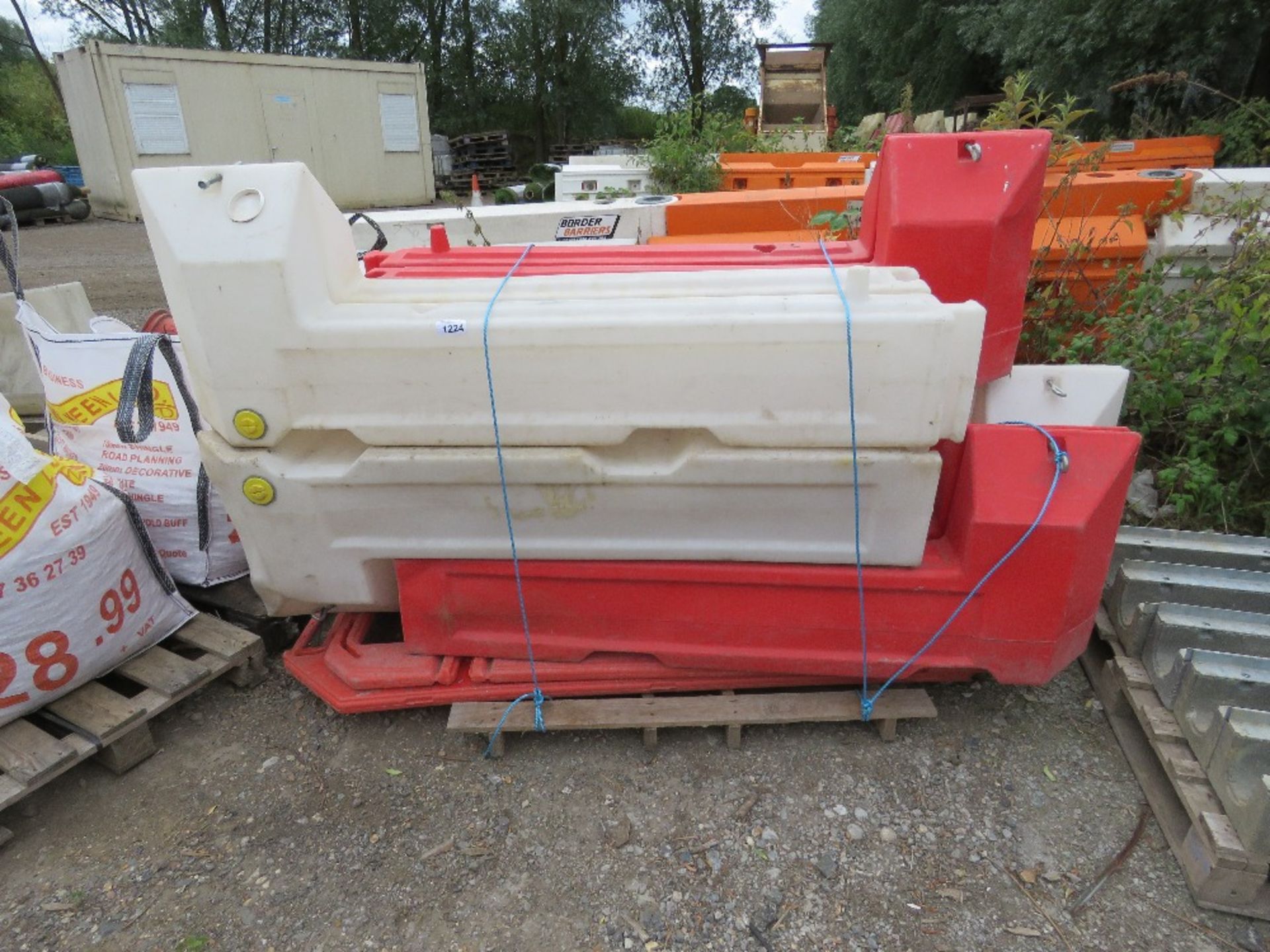 PALLET OF ASSORTED PLASTIC BARRIERS. THIS LOT IS SOLD UNDER THE AUCTIONEERS MARGIN SCHEME, THEREFORE - Image 3 of 3