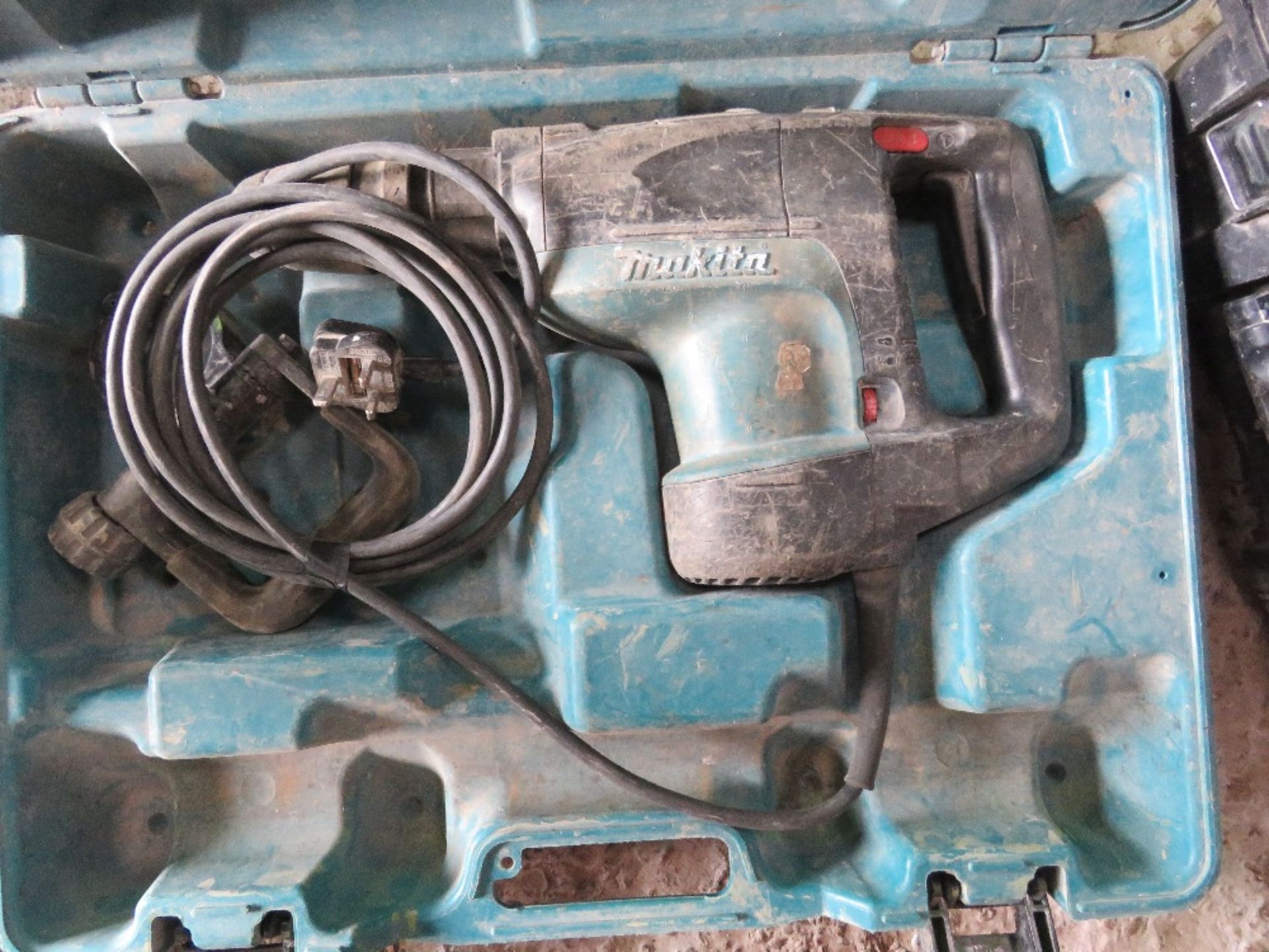 MAKITA 240VOLT MEDIUM BREAKER DRILL. THIS LOT IS SOLD UNDER THE AUCTIONEERS MARGIN SCHEME, THEREFORE