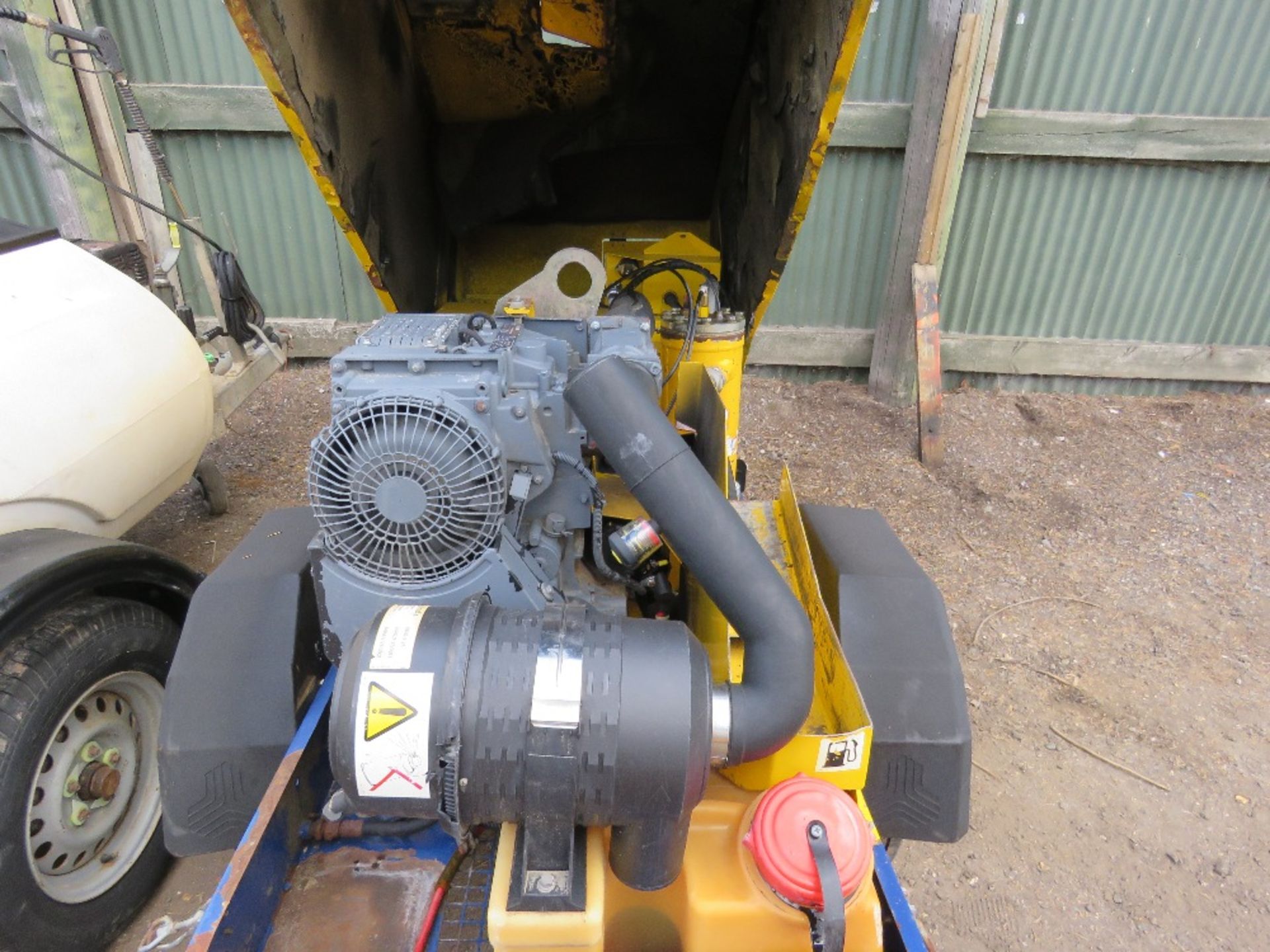 COMPAIR TOWED COMPRESSOR WITH DEUTZ ENGINE. WHEN TESTED WAS SEEN TO RUN AND MAKE AIR. - Image 4 of 5