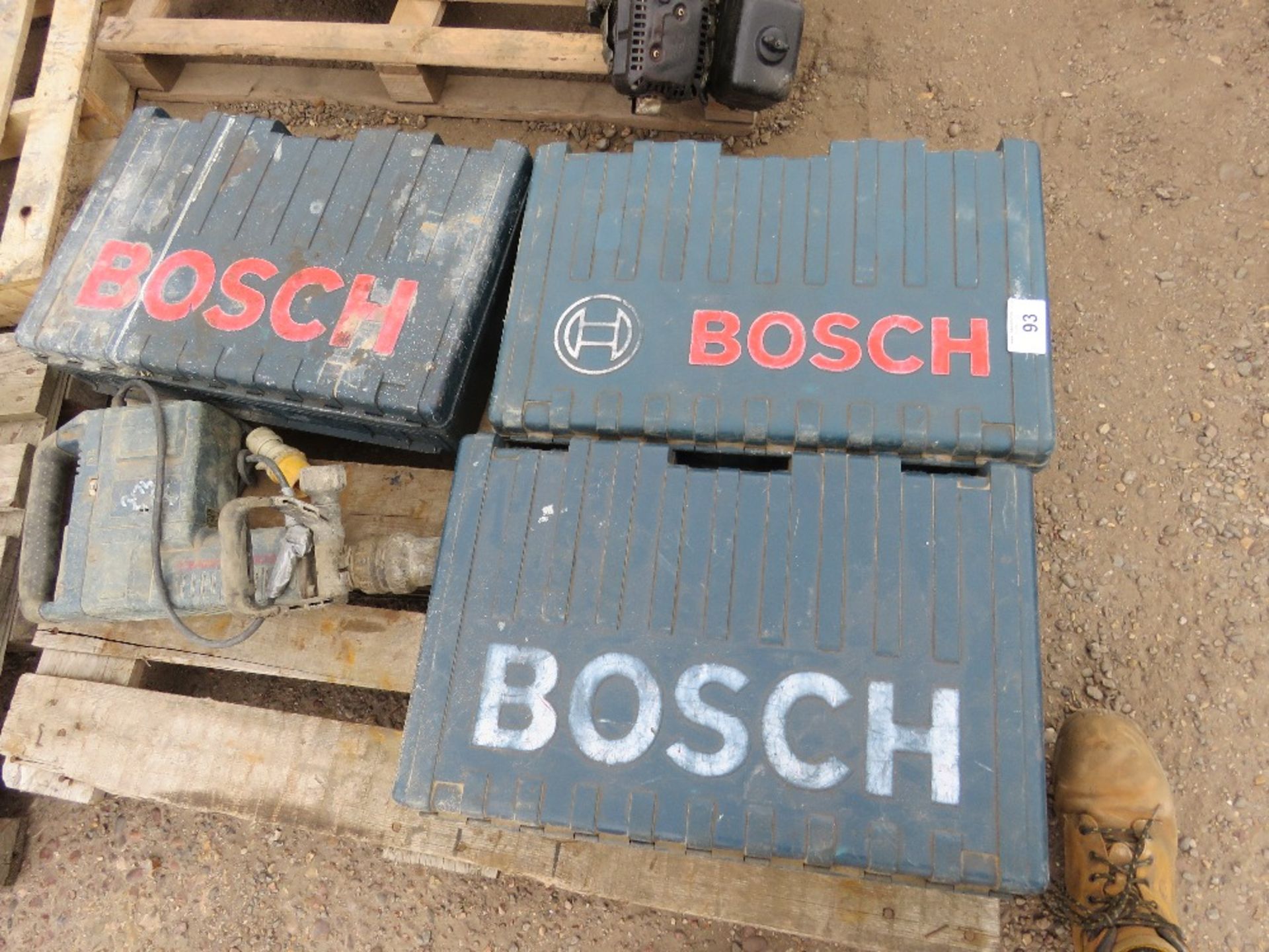 4 X HEAVY DUTY ELECTRIC BOSCH BREAKER DRILLS. THIS LOT IS SOLD UNDER THE AUCTIONEERS MARGIN SCHEME,