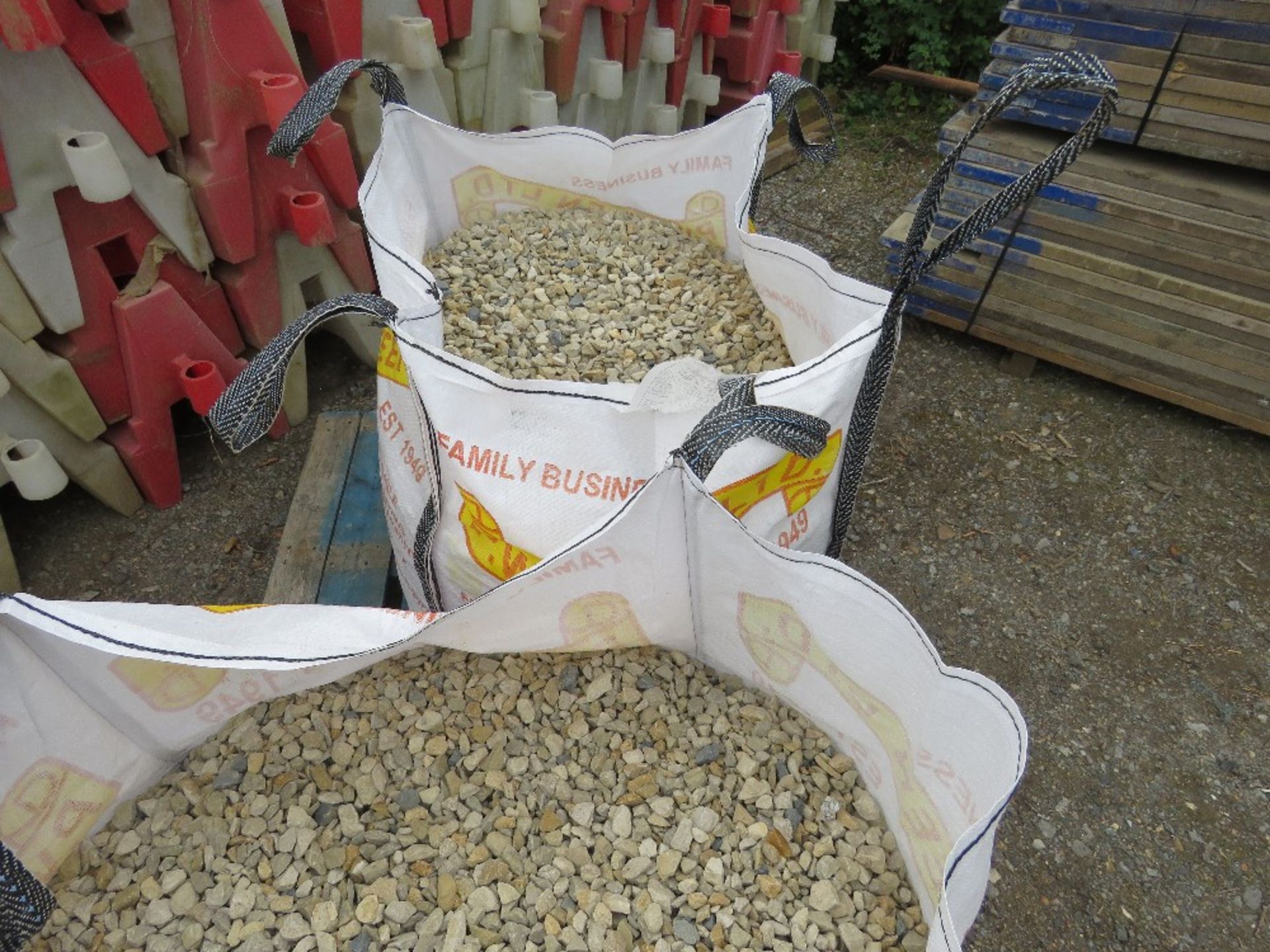 2 X BULK BAGS CONTAINING COTSWOLD GOLD STONE CHIPPINGS WITH BLACK ICE CHIPPINGS ADDED, 20-10MM SPECI