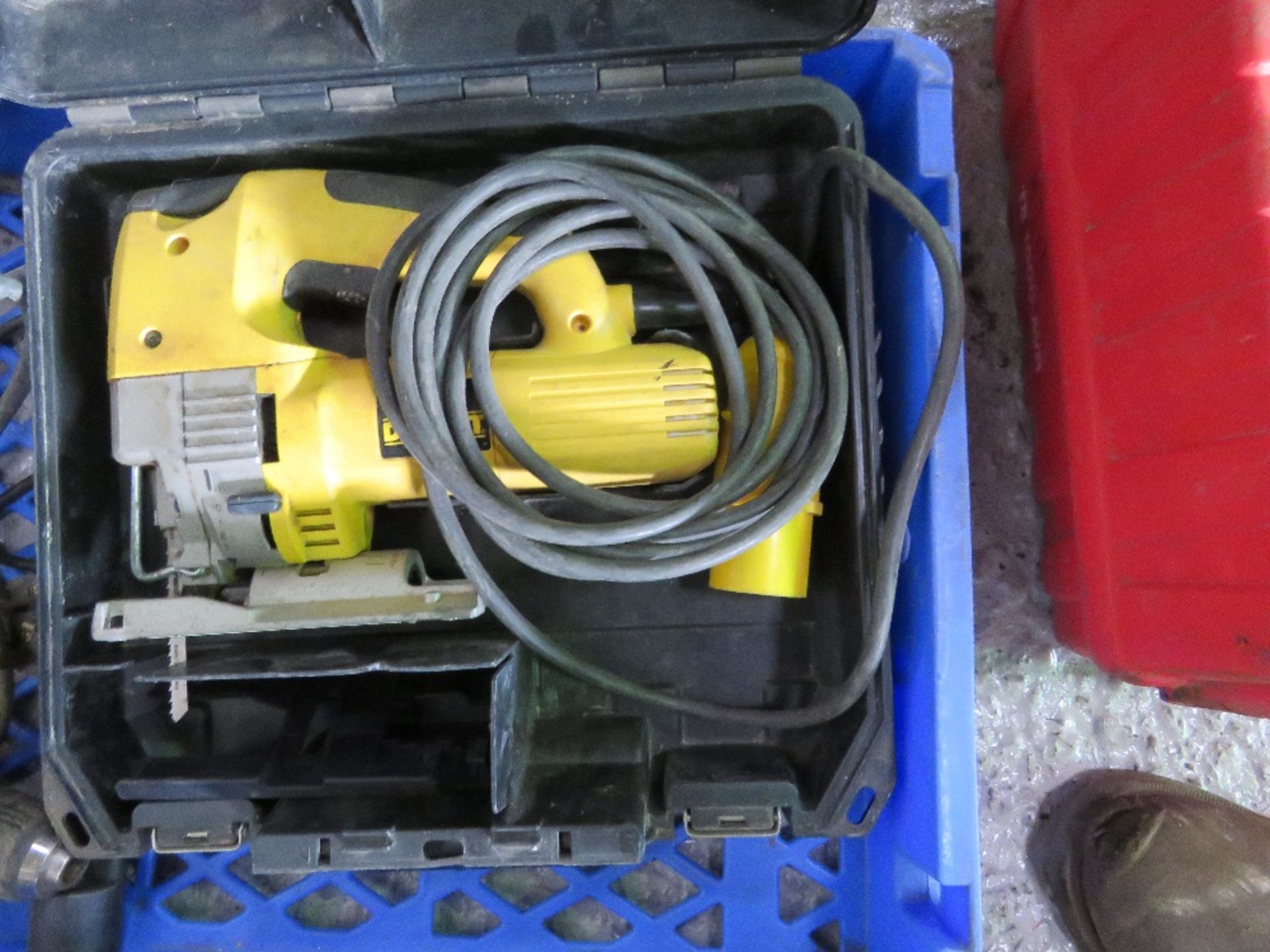 6 X POWER TOOLS: 2 X JIGSAWS, 3 X DRILLS, 1 X CIRCULAR SAW. - Image 4 of 5