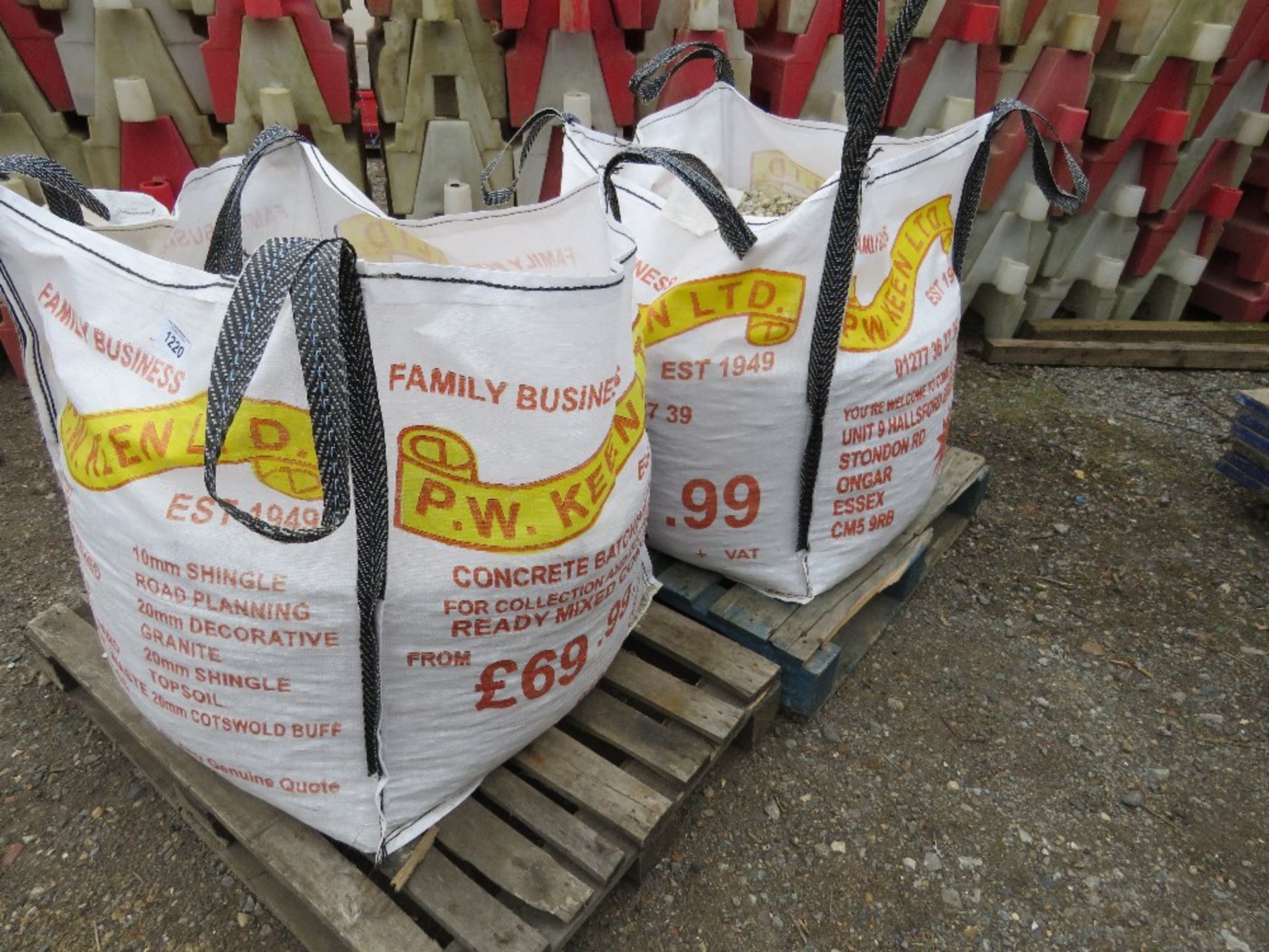 2 X BULK BAGS CONTAINING COTSWOLD GOLD STONE CHIPPINGS WITH BLACK ICE CHIPPINGS ADDED, 20-10MM SPECI - Image 3 of 4