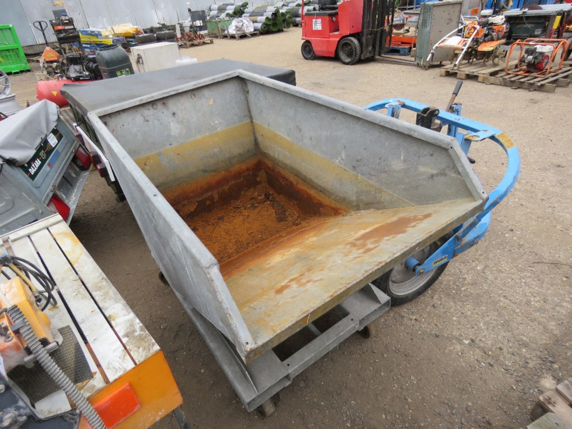 FORKLIFT MOUNTED TIPPING SKIP ON WHEELS. - Image 2 of 3