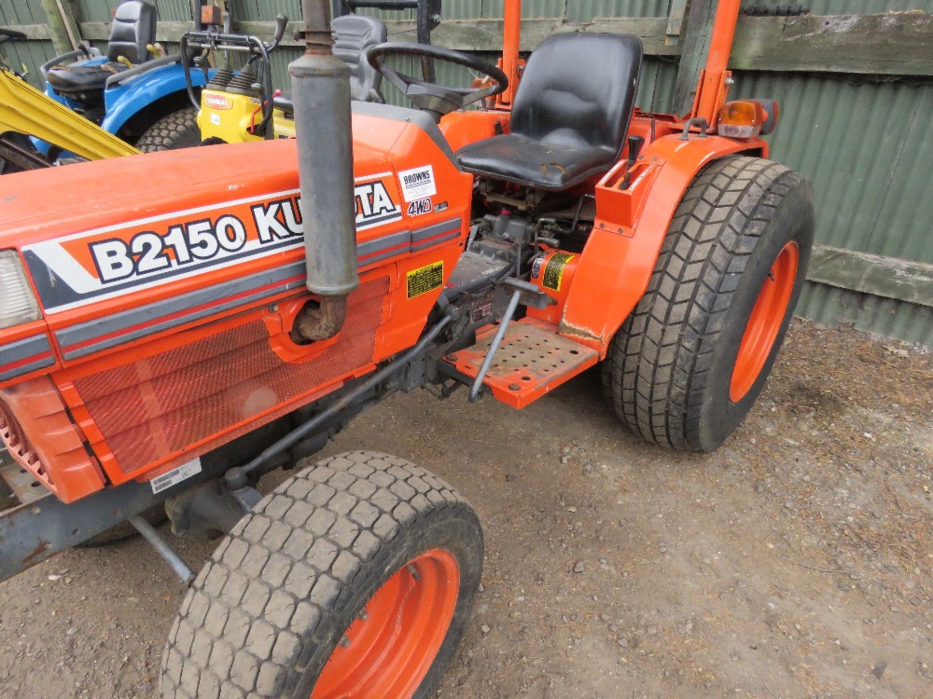 KUBOTA B2150 4WD TRACTOR ON GRASS TYRES. PREVIOUS GOLF CLUB USEAGE. MANUAL GEARBOX. 1508 REC HOURS. - Image 3 of 9