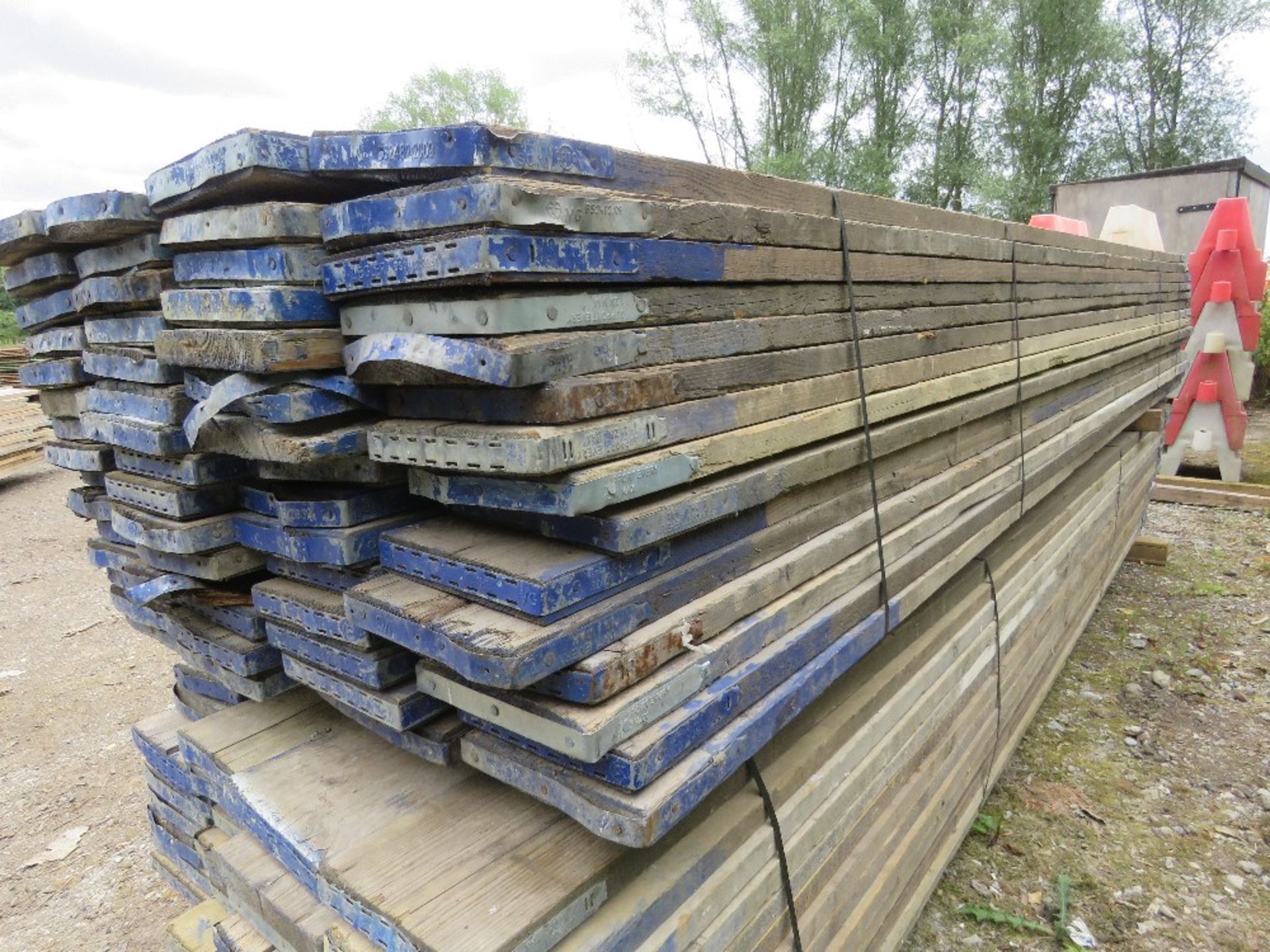 STACK OF 60 X PRE USED SCAFFOLD BOARDS, 3.9M LENGTH APPROX. THIS LOT IS SOLD UNDER THE AUCTIONEERS M - Image 4 of 4