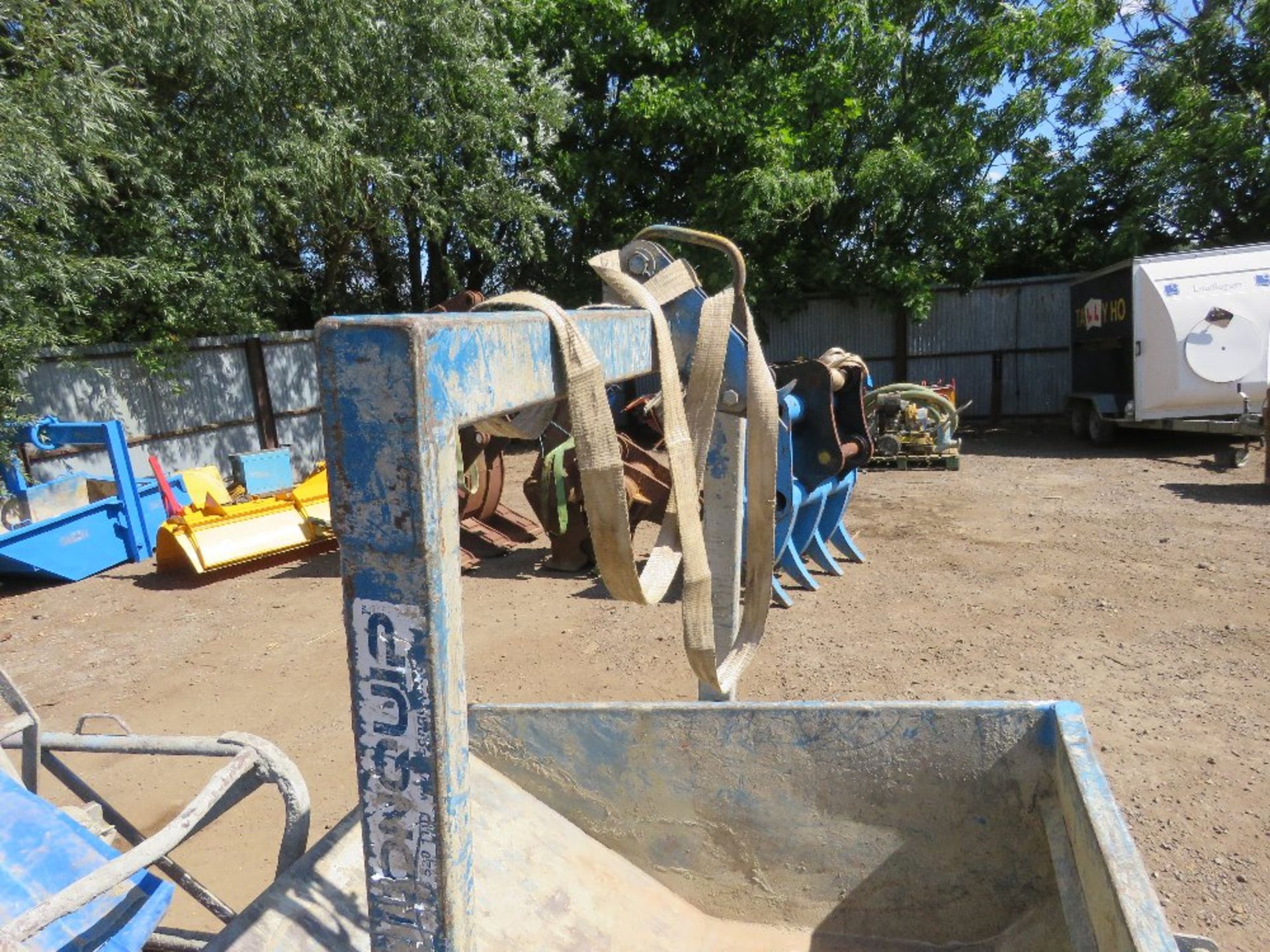 CONCRETE BOAT SKIP. DIRECT FROM A LOCAL GROUNDWORKS COMPANY AS PART OF THEIR RESTRUCTURING PROGRA - Bild 4 aus 5