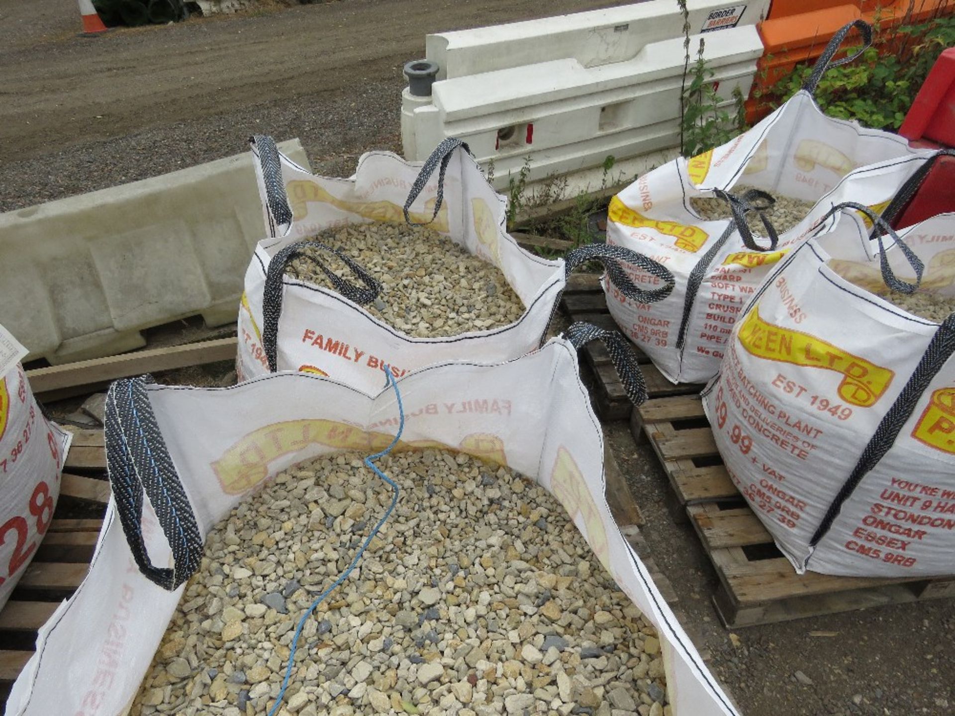 2 X BULK BAGS CONTAINING COTSWOLD GOLD STONE CHIPPINGS WITH BLACK ICE CHIPPINGS ADDED, 20-10MM SPECI