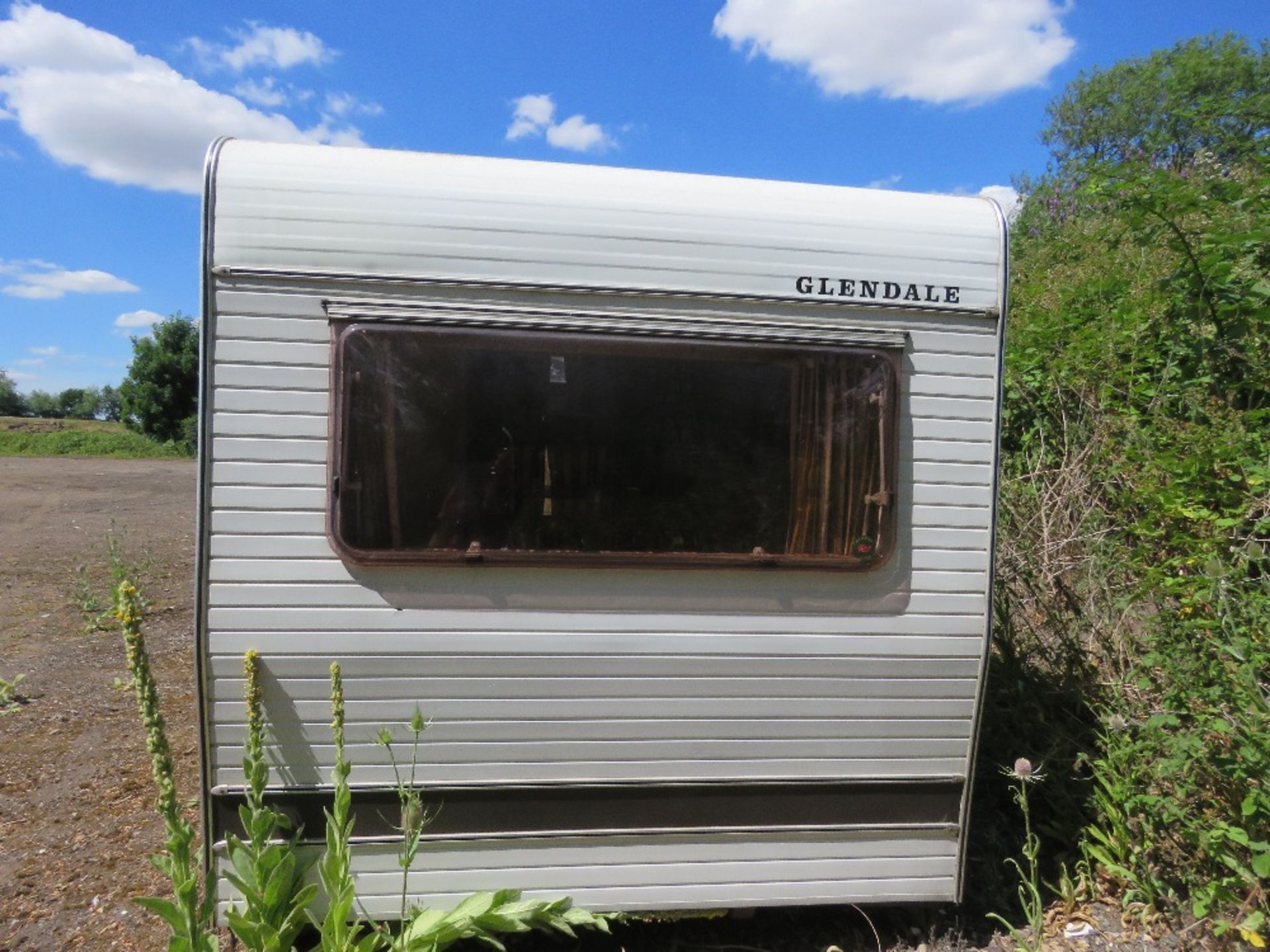 GLENDALE DEMOUNTABLE CAMPER, 14FT X 7FT BASE APPROX PLUS A LUTON POD. NO VAT ON THE HAMMER PRICE O - Image 3 of 11