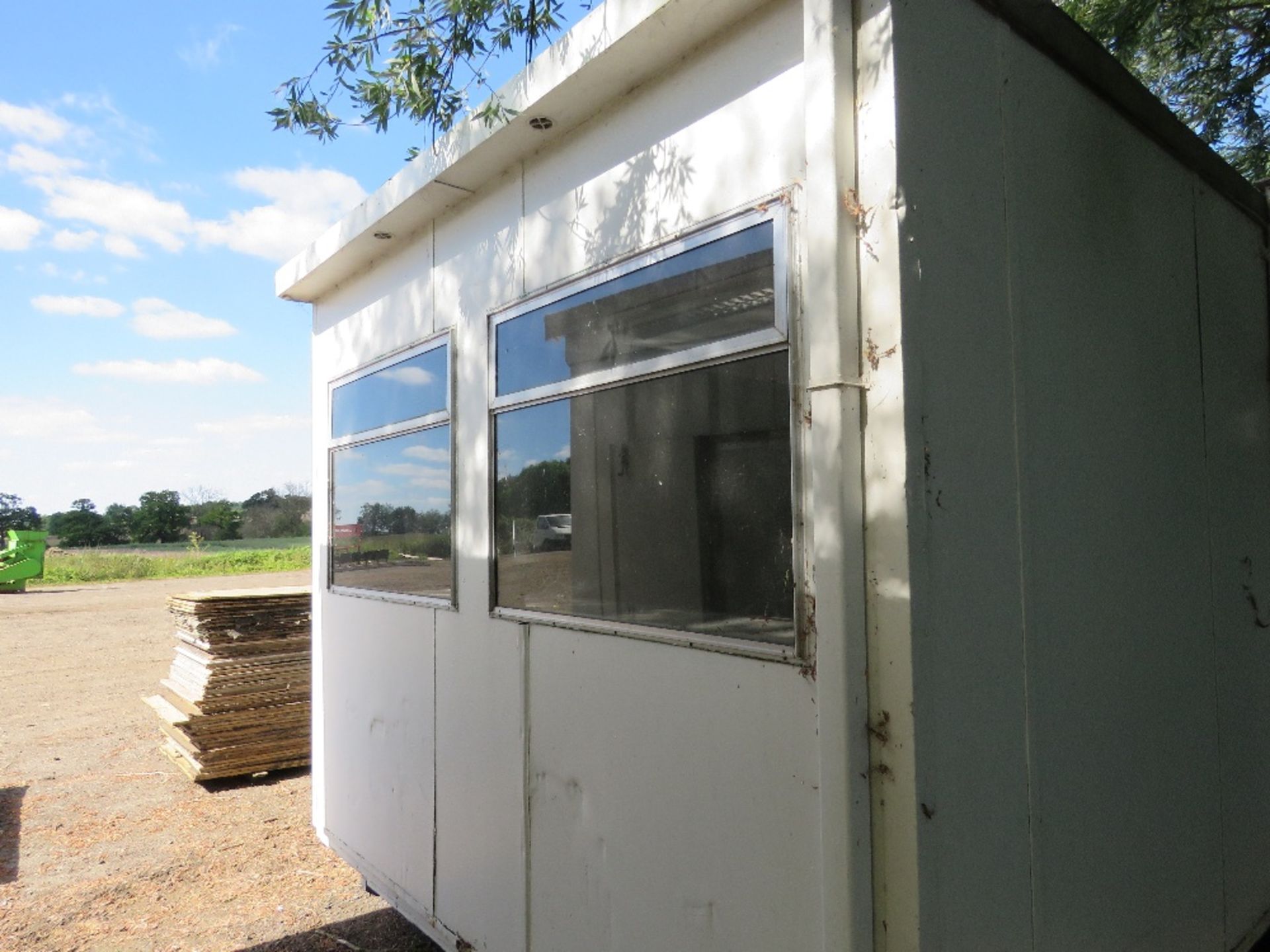 32FT SITE CABIN OFFICE. PREVIOUSLY USED ON HOUSE BUILDING PROJECT. - Image 6 of 12