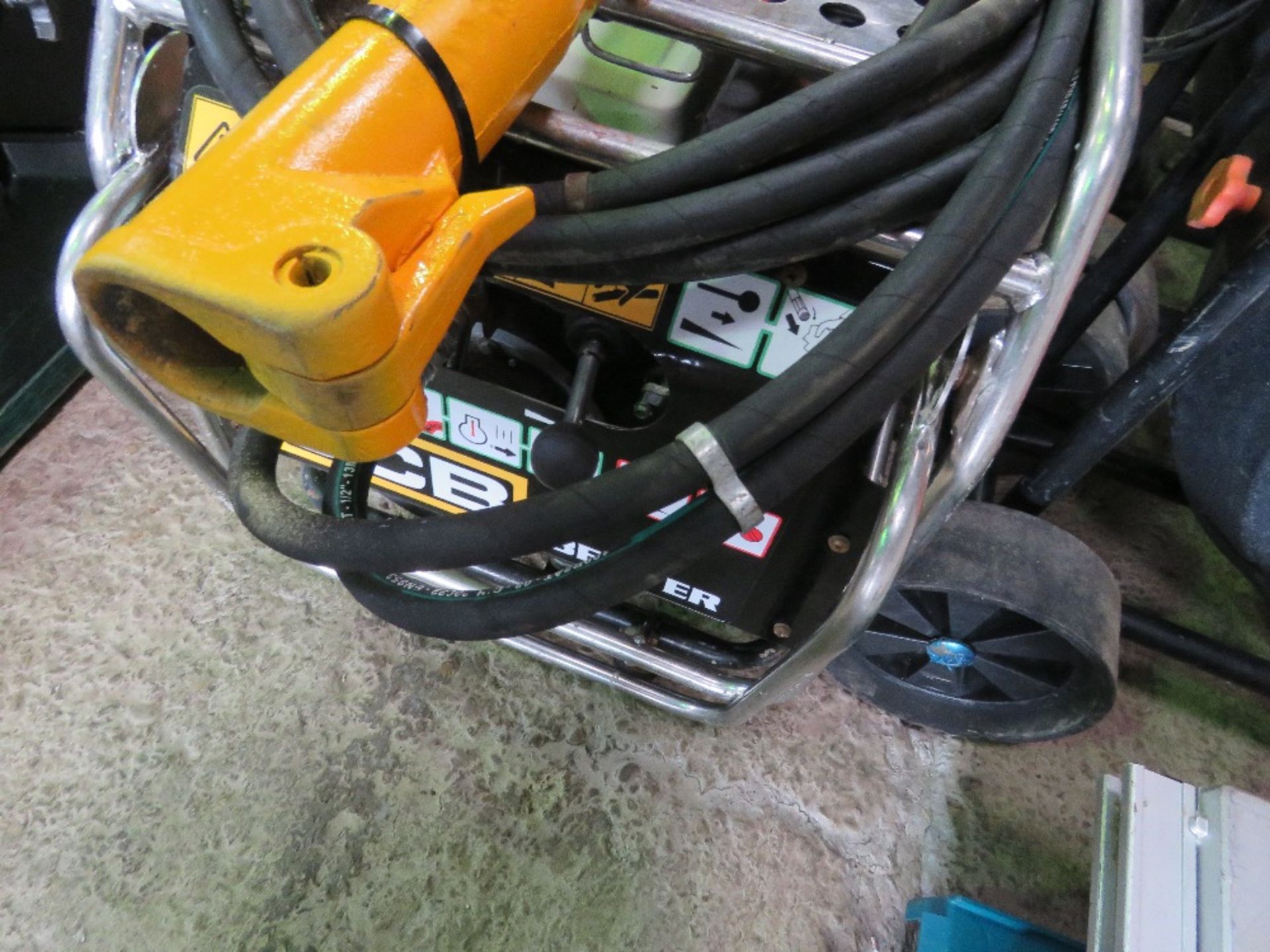 JCB BEAVER HYDRAULIC BREAKER PACK WITH HOSE AND GUN. - Image 2 of 4