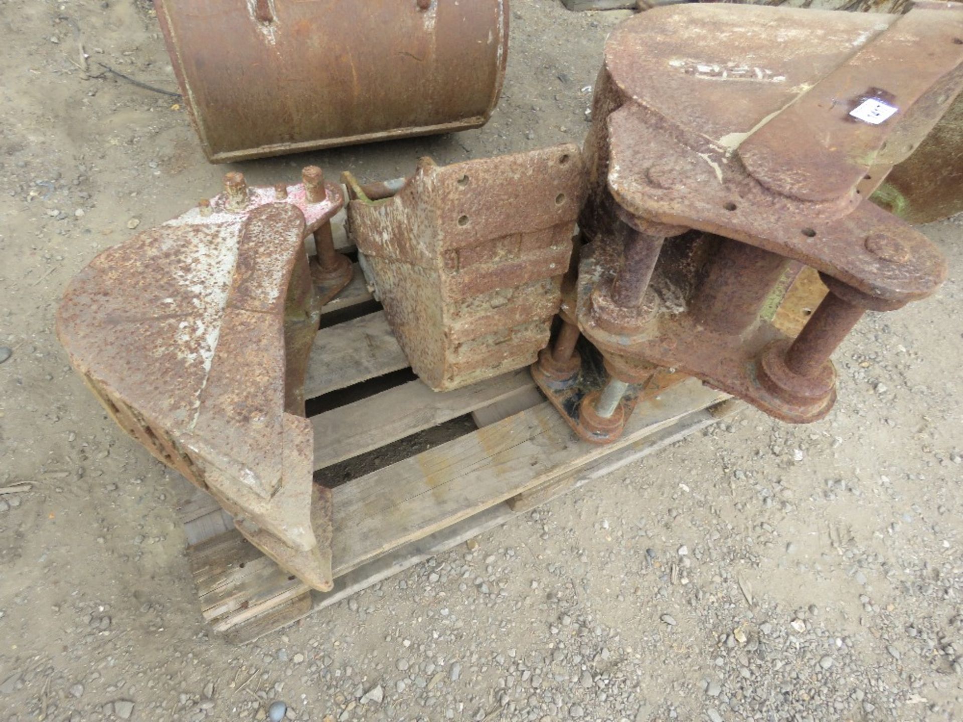 4 X ASSORTED MINI EXCAVATOR BUCKETS. DIRECT FROM A LOCAL GROUNDWORKS COMPANY AS PART OF THEIR RES