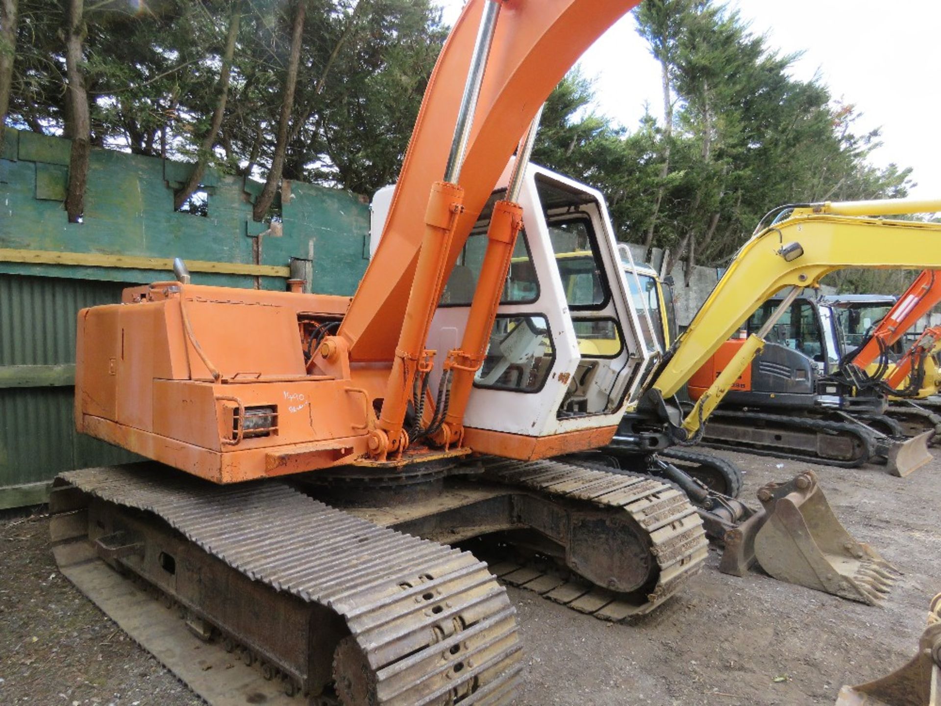 DAEWOO 13TONNE STEEL TRACKED EXCAVATOR WITH 3 X BUCKETS. STRAIGHT FROM A LONG RUNNING PRIVATE HOUSE - Image 2 of 7